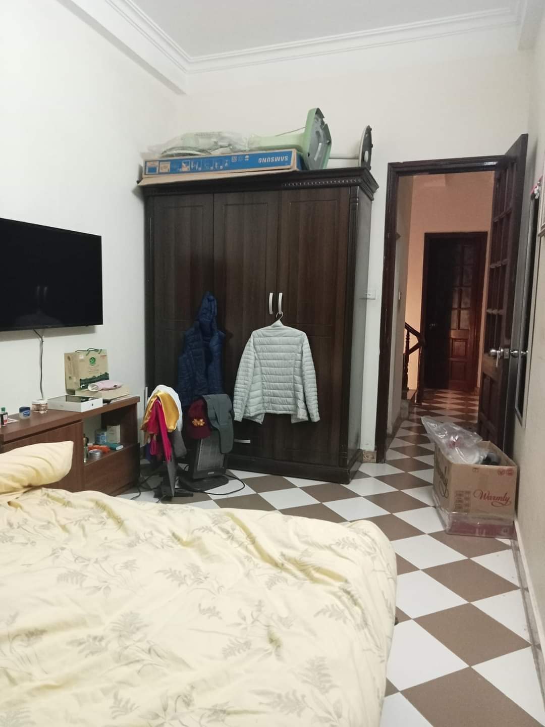 Ô TÔ ĐỖ NGÀY ĐÊM - VỈA HÈ RỘNG - PHÍA SAU NHÀ LÀ ĐẤT LƯU KHÔNG CỦA CẢ DÃY, CHỦ ĐÃ MỞ CỬA HẬU NÊN NHÀ RẤT THOÁNG - AN NINH TỐT - SẦM UẤT BAN NGÀY YÊN TĨNH VỀ ĐÊM.