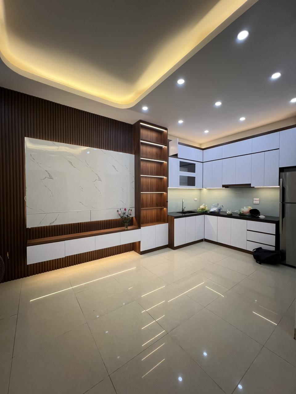 Bán nhà đẹp hơn tỷ 4 tỷ phố Tạ Quang Bửu 40m2, 5T, MT5m gần công viên Thống Nhất