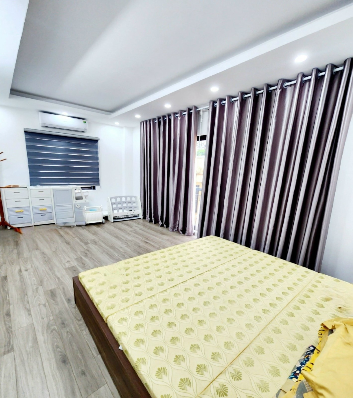 Bán nhà phố Yên Lạc 32m x 5T x 3PN, MT 5,7m giá 6.5 tỷ. ô tô, KD. LH: 0366051369.