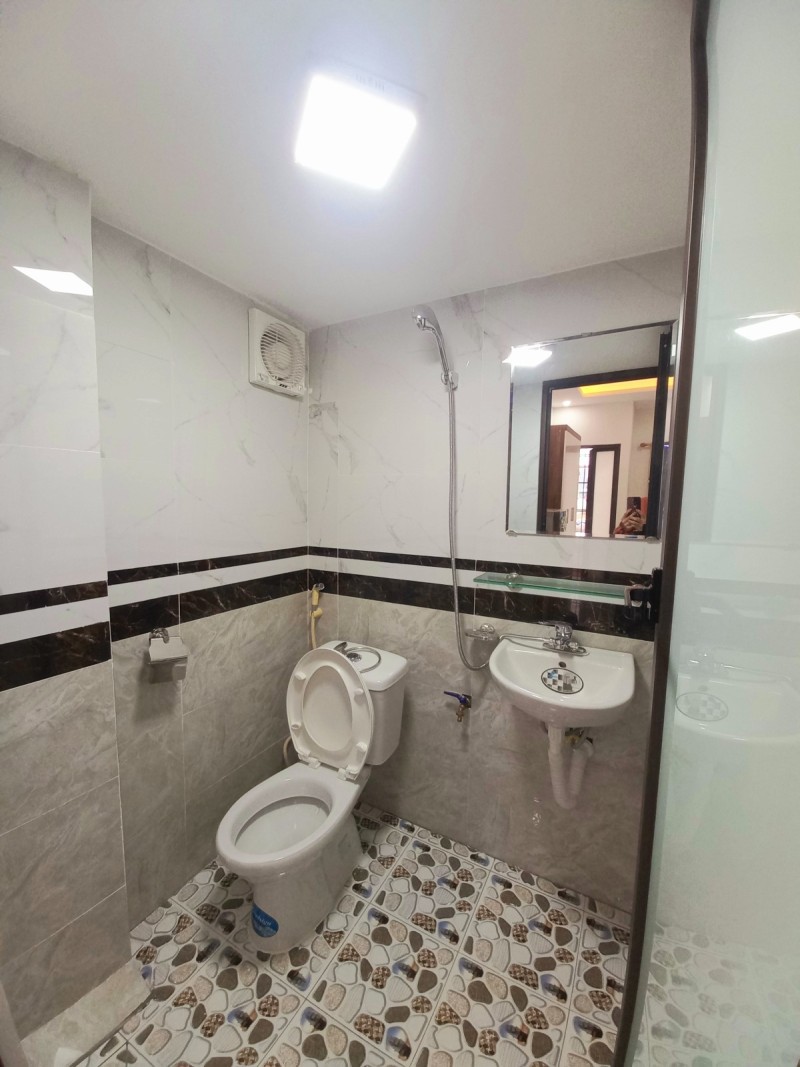 Cần gấp! Bán nhà Phạm Ngọc Thạch 38m2 x 5 tầng, 2 thoáng, thông tứ tung, 5.5 tỷ