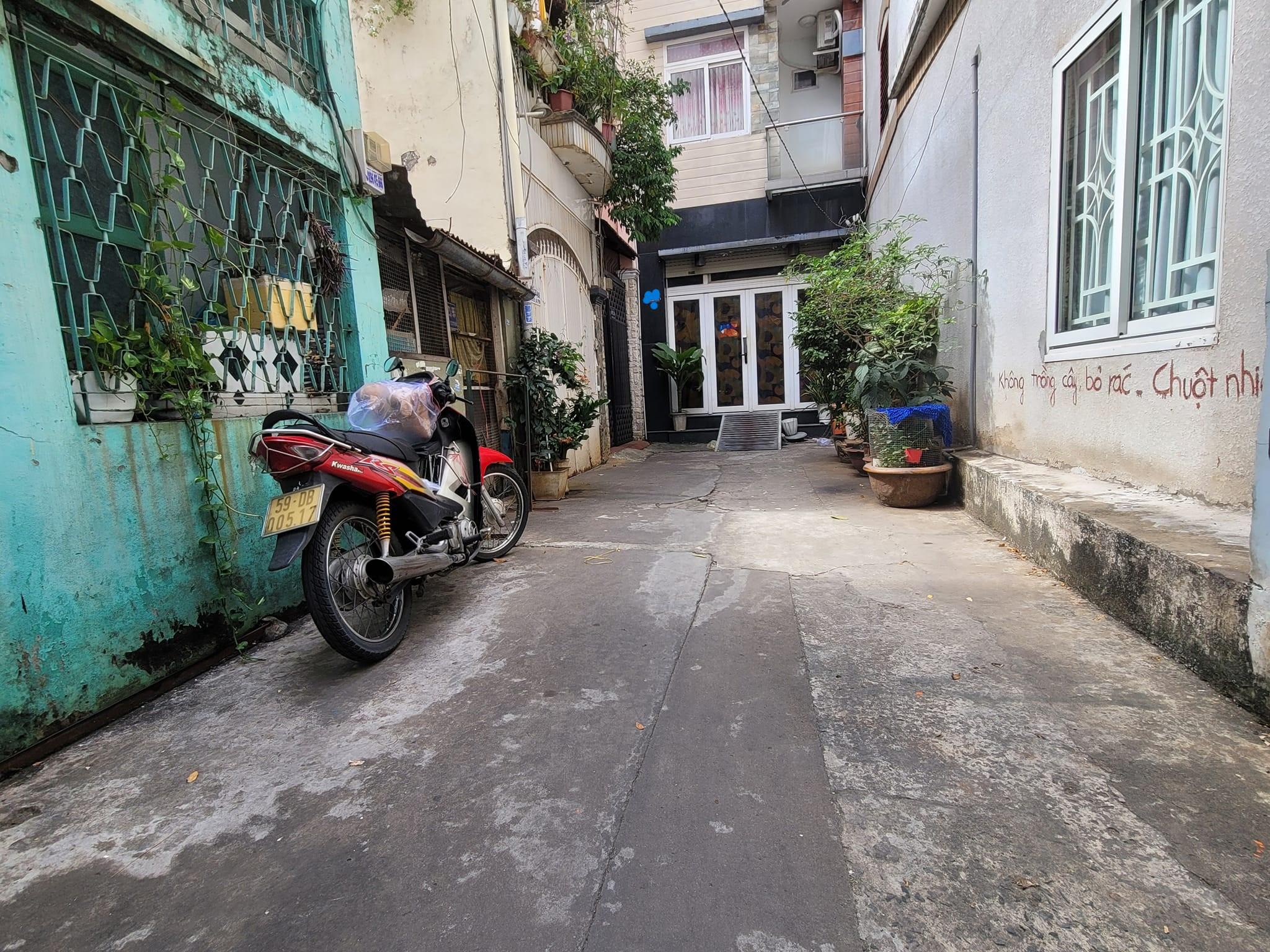 NHÀ NÁT TIỆN XÂY MỚI-CÁCH 20M RA HẺM XE HƠI HUỲNH VĂN BÁNH.