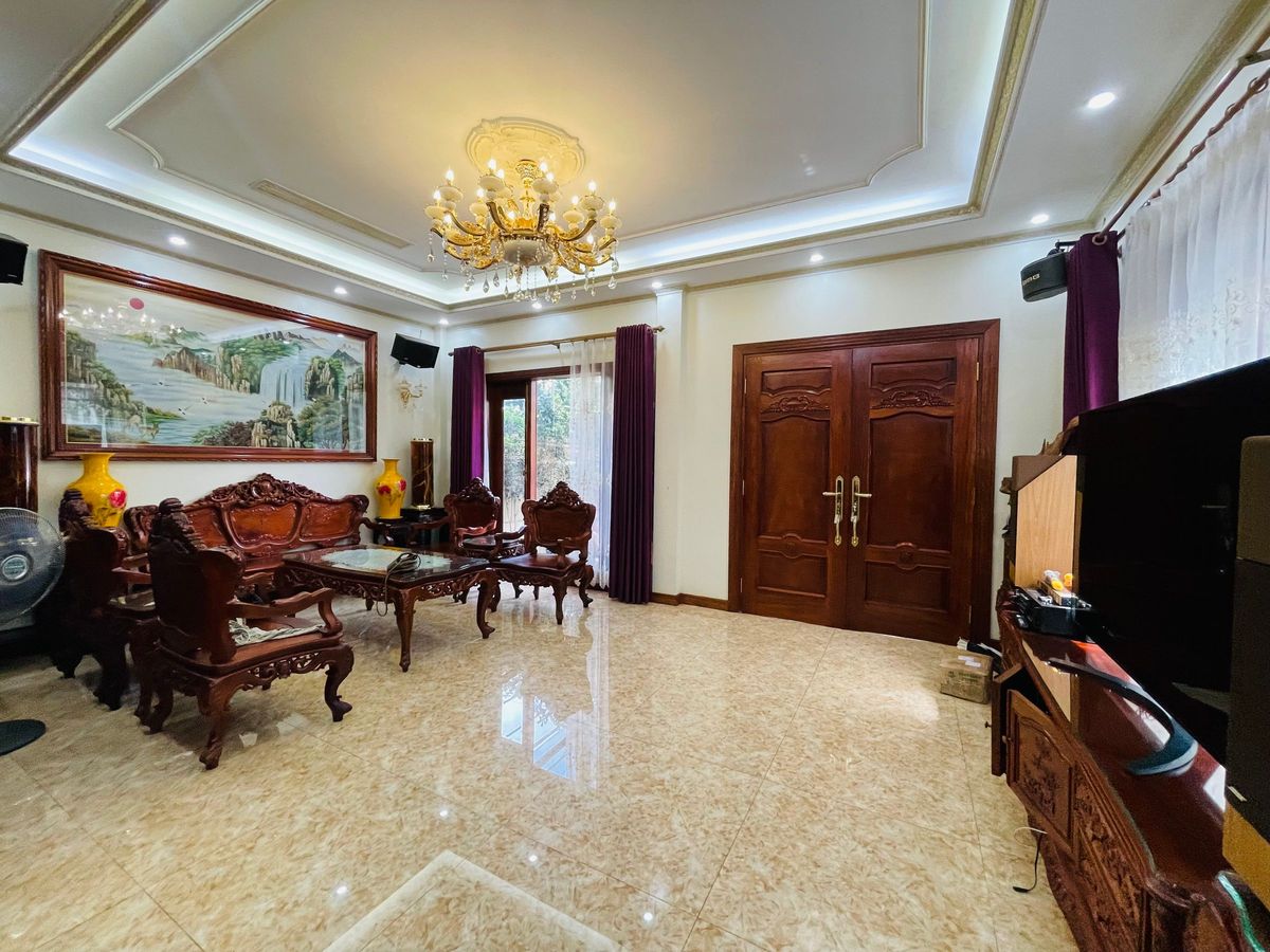 CHỈ 28 TỶ SỞ HỮU NHÀ VỊ TRÍ ĐẸP, SÁT PHỐ, KINH DOANH, VỈA HÈ, Ô TÔ TRÁNH QUẬN CẦU GIẤY.