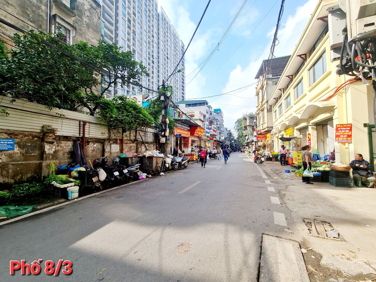 Tập thể tầng 2 Quỳnh Mai 60m với 2 ngủ ở ngay, ô tô đỗ cửa, sổ riêng.