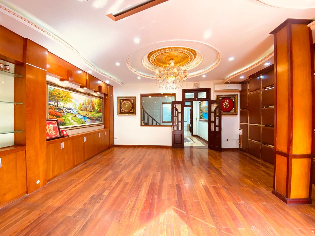 BÁN DUY NHẤT CĂN VỊ TRÍ ĐẮC ĐỊA, KINH DOANH ĐỈNH, MT TO, VỈA HÈ, Ô TÔ TRÁNH PHỐ TRUNG KÍNH.