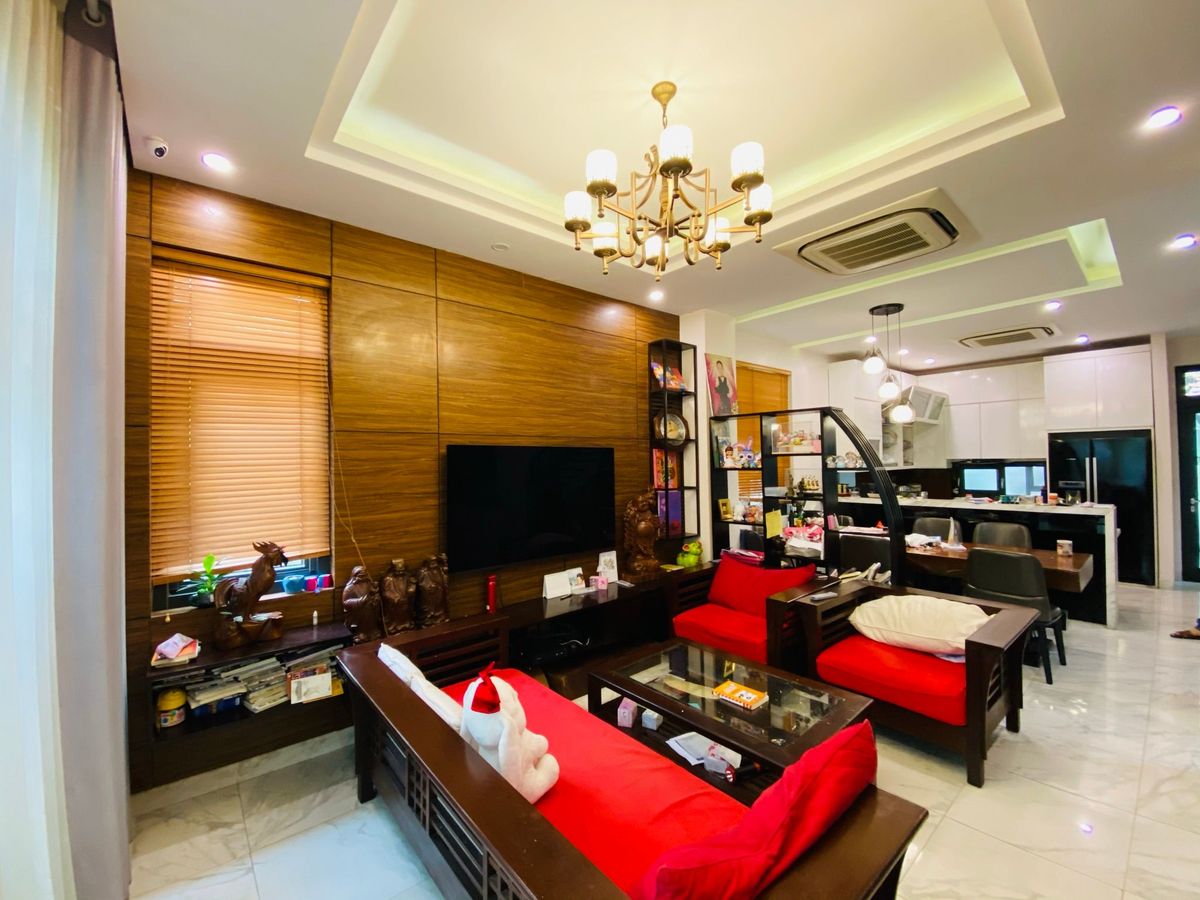 BÁN NHÀ PHÂN LÔ HIẾM QUẬN CẦU GIẤY, VỊ TRÍ ĐẸP, MT TO, VỈA HÈ, Ô TÔ TRÁNH,KINH DOANH ĐỈNH