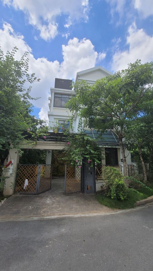 Bán Biệt thự Starlake Nguyễn Văn Huyên đẳng cấp diện tích 353m2, 3 tầng, MT20m, giá 141 tỷ.