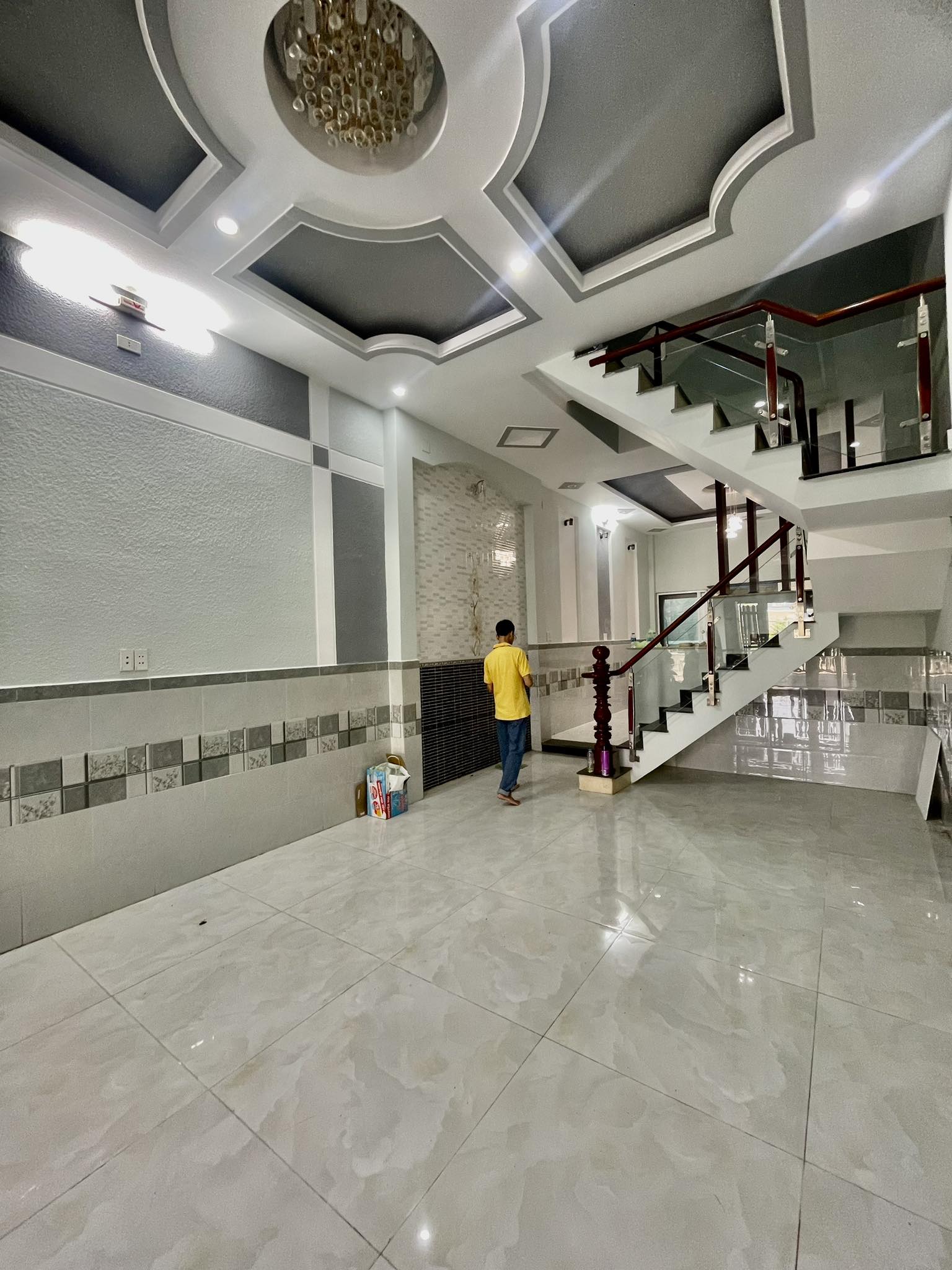 Bán nhà ngộp bank 1/ hẻm xe hơi 7m - 100m2- 4 tầng -Tân Chánh Hiệp Quận 12 chỉ 4 tỷ hơn