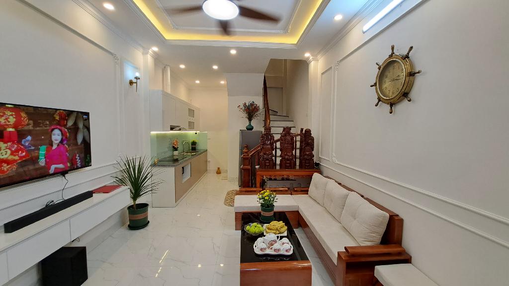 Siêu mẫu Ngọc Thụy, lô góc 2 thoáng, full nội thất, ô tô đỗ cổng, 30m2 x 5T, giá hơn 4 tỷ