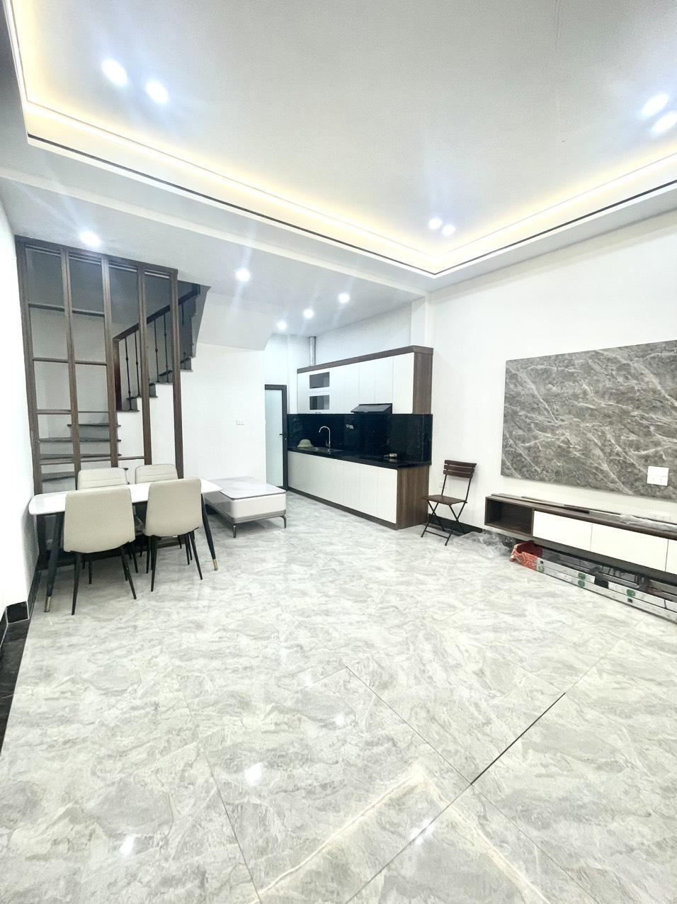 BÁN NHÀ THƯỢNG THANH LONG BIÊN 4OM - 5 TẦNG - 4,2M - 3,65 TỶ NHÀ ĐẸP.