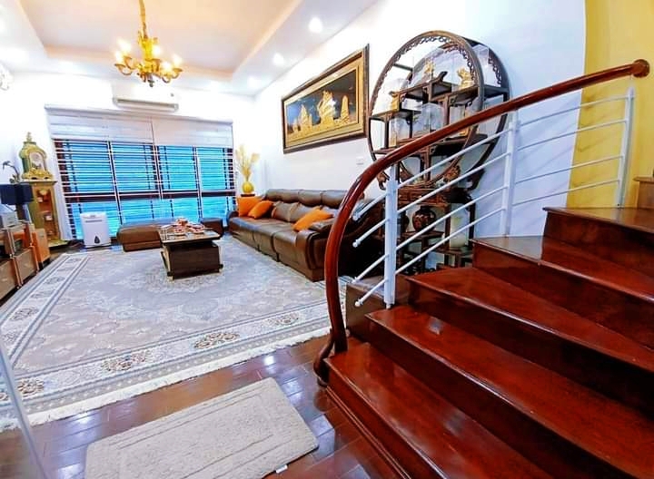 Bán gấp nhà Hoàng Quốc Việt Cầu Giấy 110m*5T giá 20.5 tỷ, thang máy, ô tô tránh, ở ngay