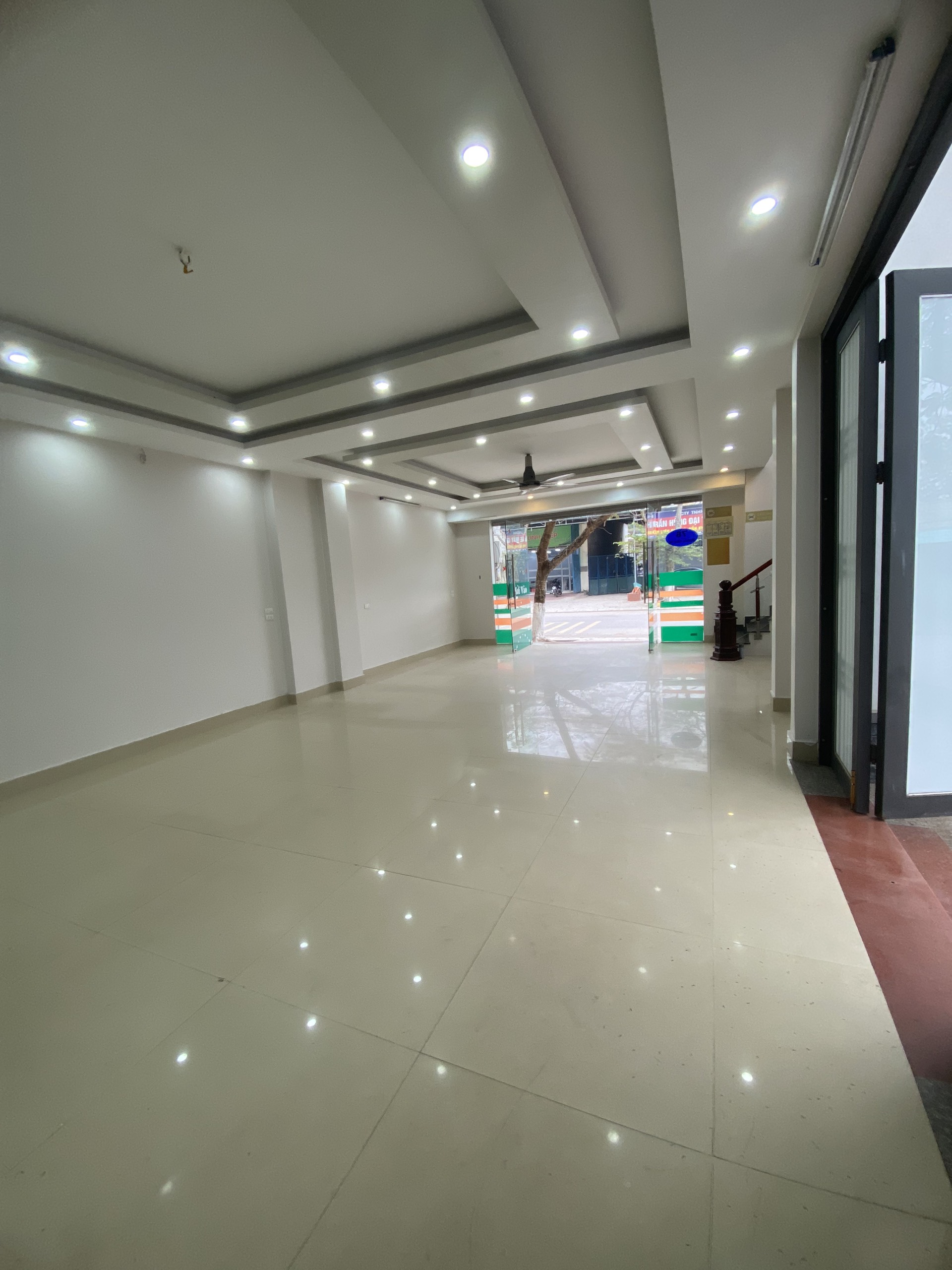 Cho thuê nhà góc 2 mặt tiền tại Liên Bảo. Tổng DT 330m2 sàn. Giá 18tr