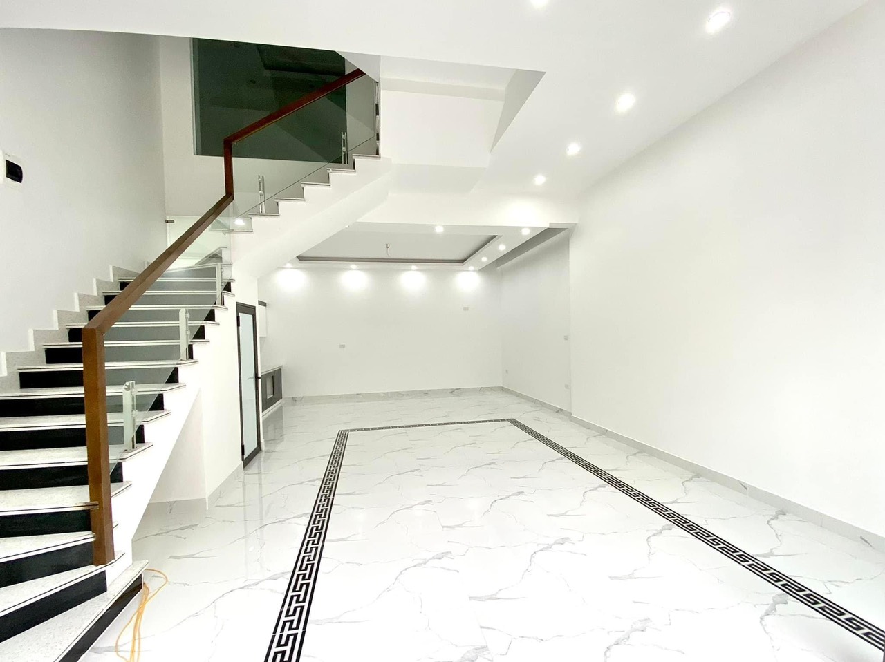 Bán nhà mặt đường Kiều Sơn - Văn Cao, 61m 4 tầng mới tinh GIÁ 5.25 tỉ vị trí đẹp