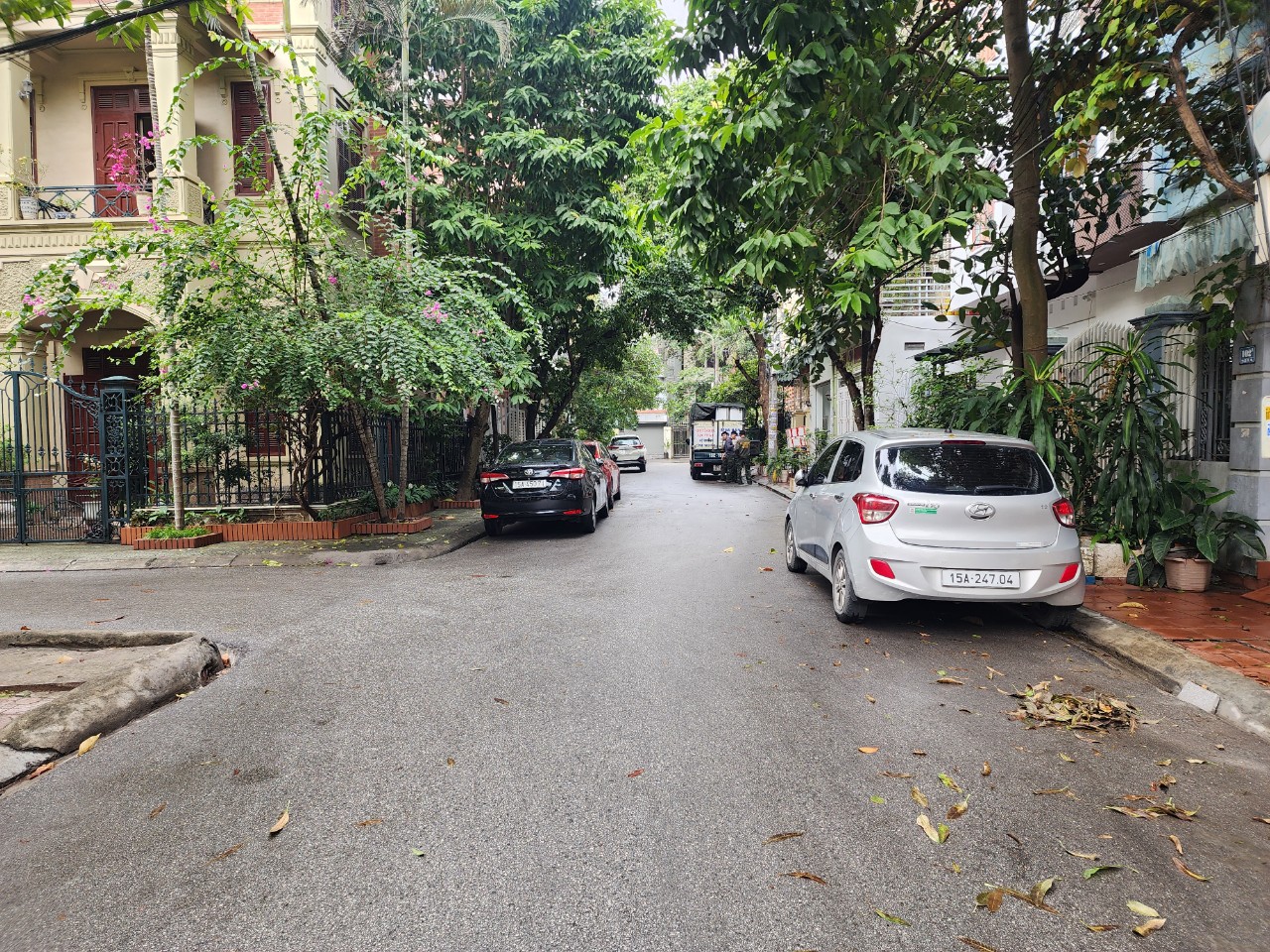 Bán nhà Tô Vũ - 193 Văn Cao, diện tích 82m 3 tầng GIÁ 7.15 tỉ, sân cổng