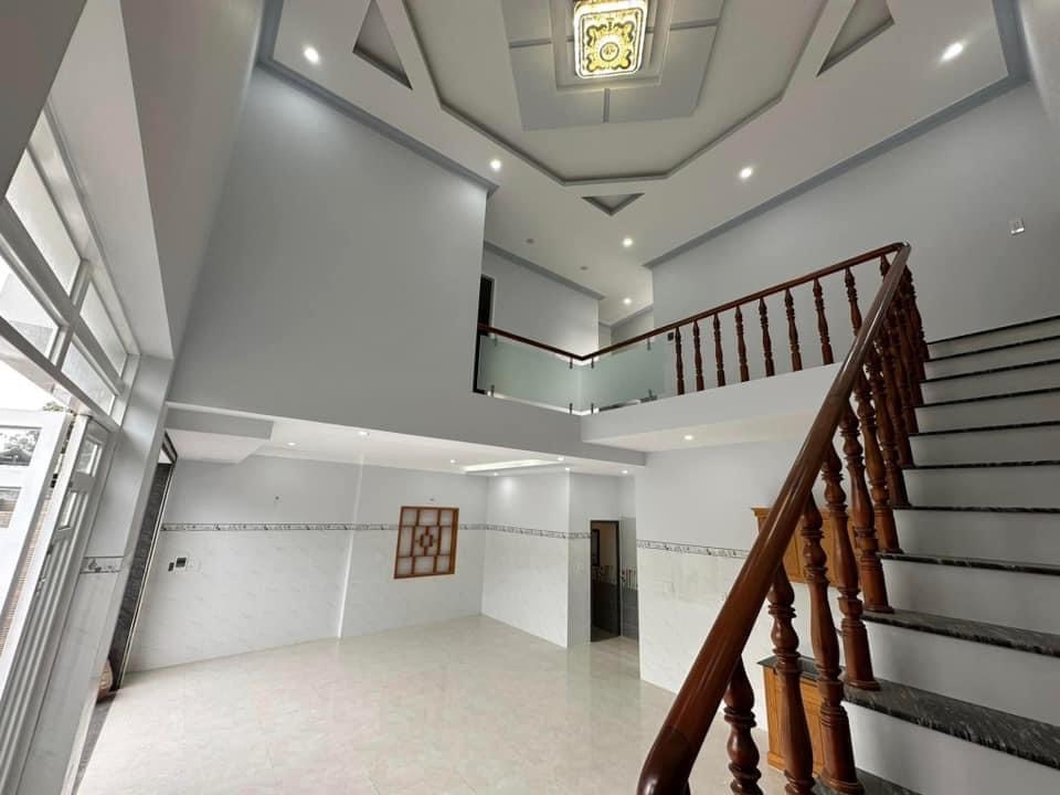 NGỘP nhà Bà Rịa 90m2 ngang 8m, mt Ngô Đức Kế, 60tc, 2PN, nở hậu, 2tỷ8