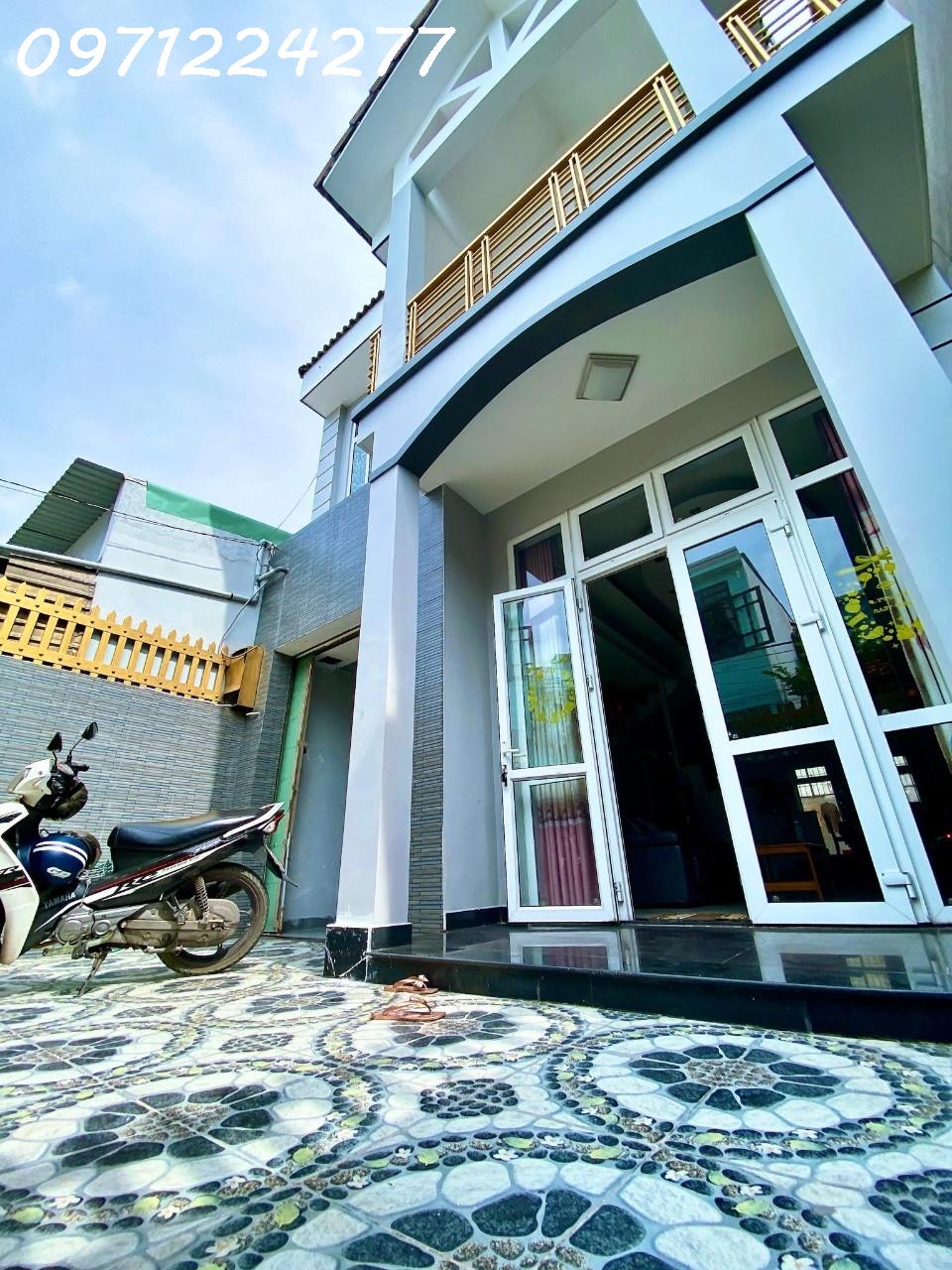 BÁN NHÀ GẦN ĐƯỜNG LÊ VÂN VIỆT 130M2 [ 6.5 X 20 ] 2 TẦNG 4 PHÒNG NGỦ ,SÂN ĐỖ ĐƯỢC 3 Ô TÔ ,NHÀ SỔ HỒNG RIÊNG , HOÀN CÔNG