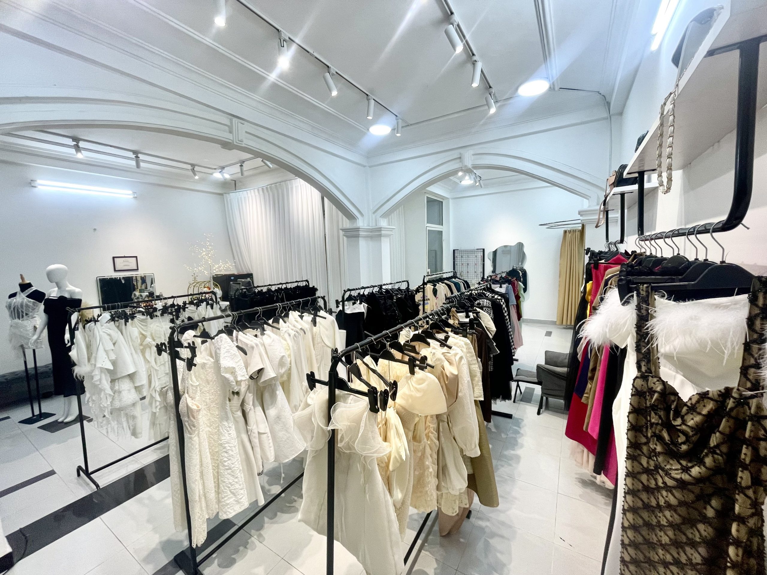 Quận Phú Nhuận ! SANG RẺ SHOP THỜI TRANG THIẾT KẾ CAO Cấp, hoặc Pass lại toàn bộ Áo Đầm thiết kế cao