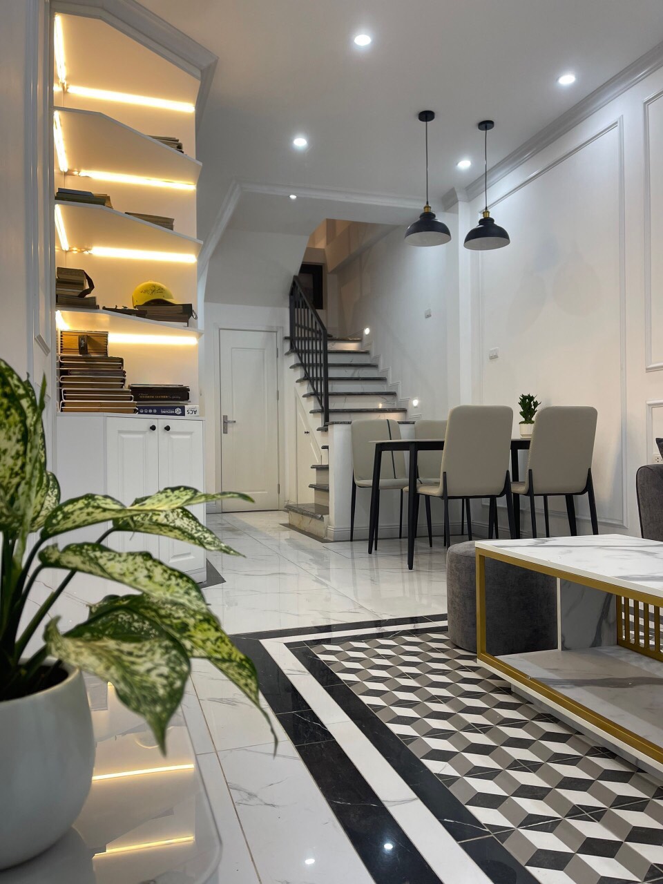 Bán Nhà 33m 5T nhỉnh 4ty N V Cừ, Long Biên , oto ,KD