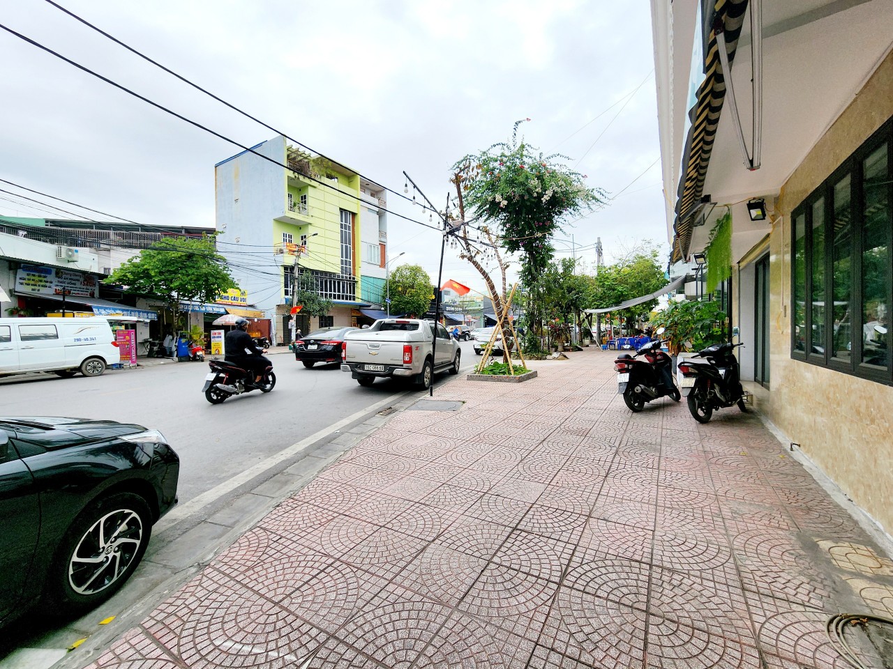 Bán nhà mặt đường Thiên Lôi, diện tích 68m 3 tầng GIÁ 5.2 tỉ, kinh doanh sầm uất