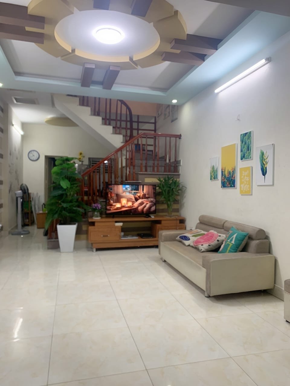 Bán nhà phố Cột Đèn, diện tích 43m 3 tầng GIÁ 1.99 tỉ, dân xây độc lập