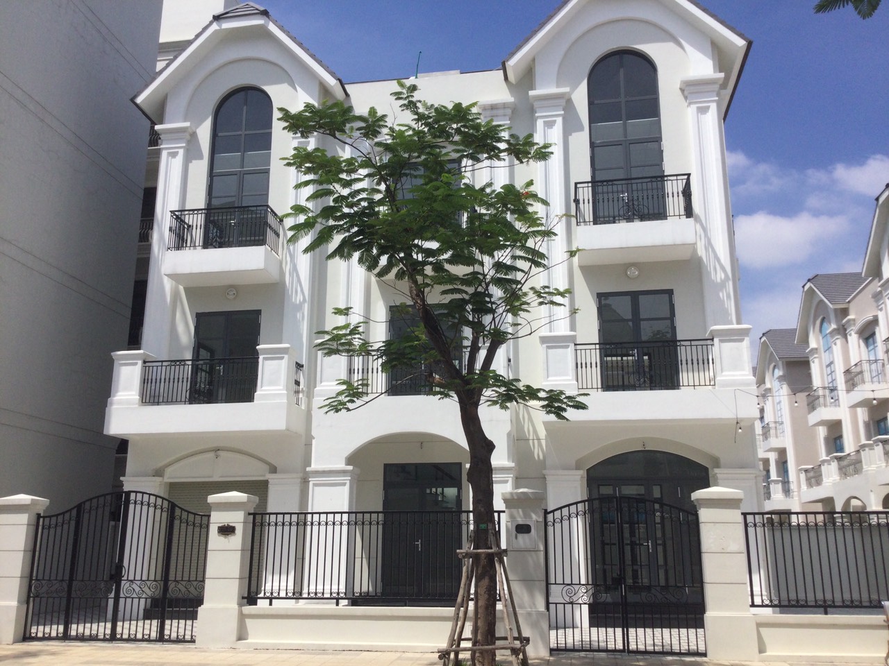 Biệt thự đơn lập vinhomes cho thuê 250m2