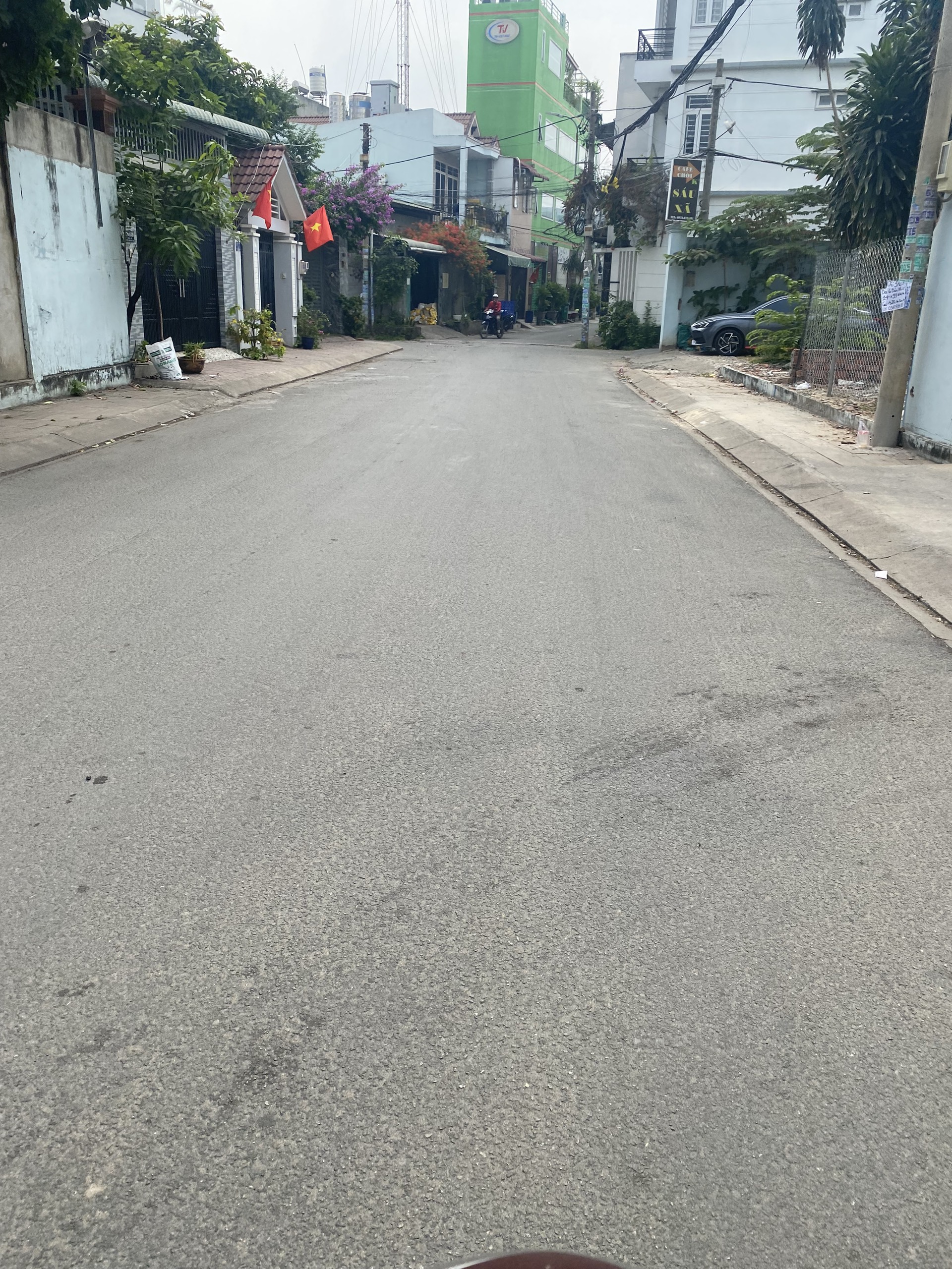 Nhà mặt tiền hẻm đường 8 tăng nhơn phú B, DT 300m full thổ cư