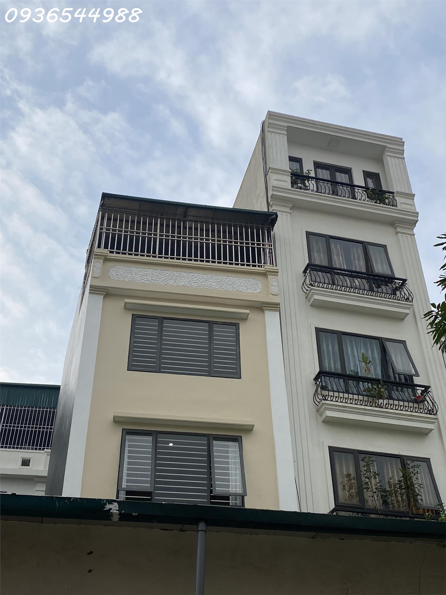 Bán nhà mới phố Trạm, 40m2 x 5 tầng, chỉ 3.9 tỷ