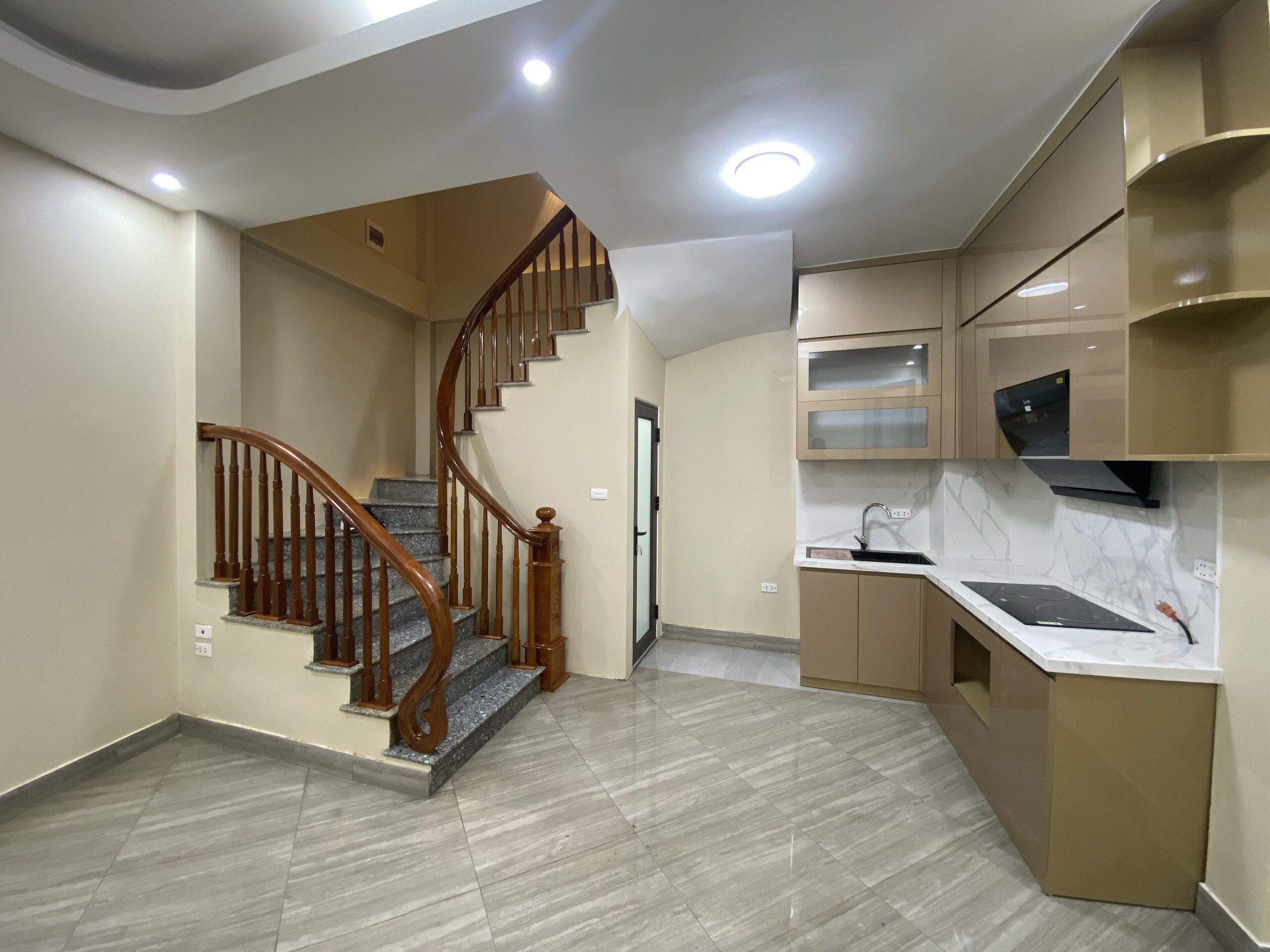 Bán nhà lô góc Nam Đuống, Long Biên 35m 5T , nhỉnh 3,5ty oto KD