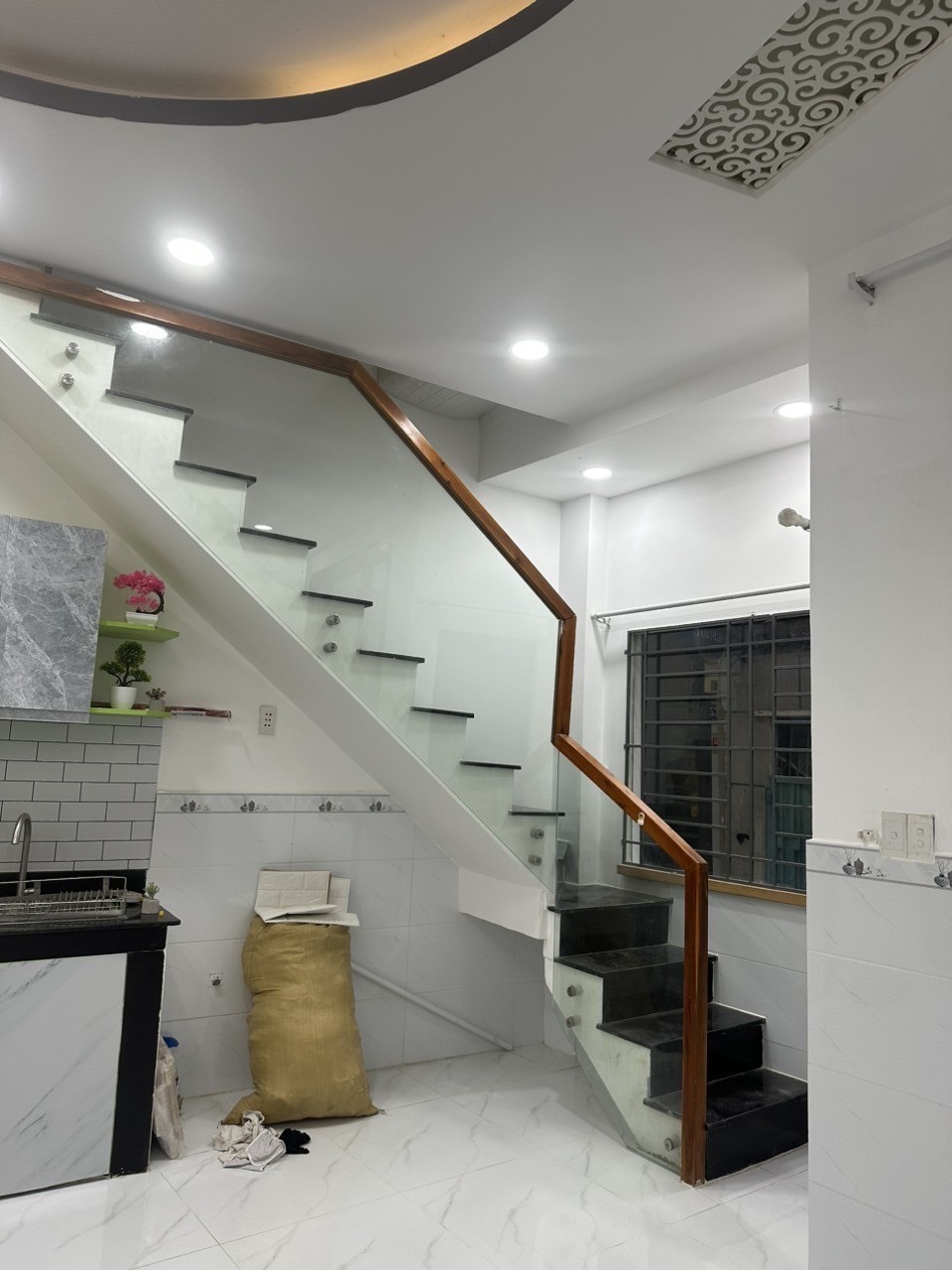 NHÀ ĐẸP - HẺM THÔNG DT34M2 - 2 TẦNG - Cách Mạng Tháng 8 Phường 15 Quận 10