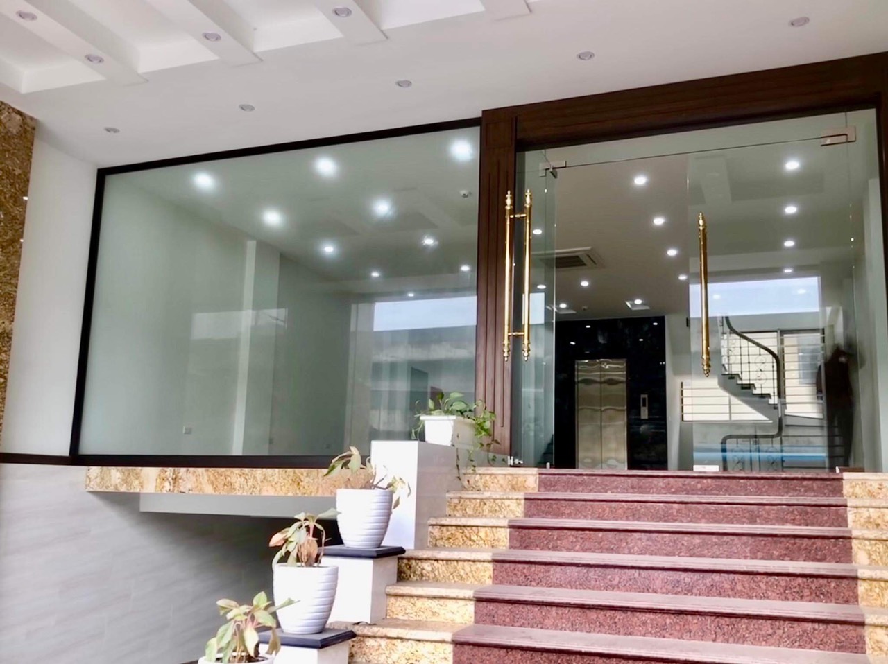 Chính chủ cho thuê MBKD tầng 1 + 2 nhà 261 Khuất Duy Tiến.