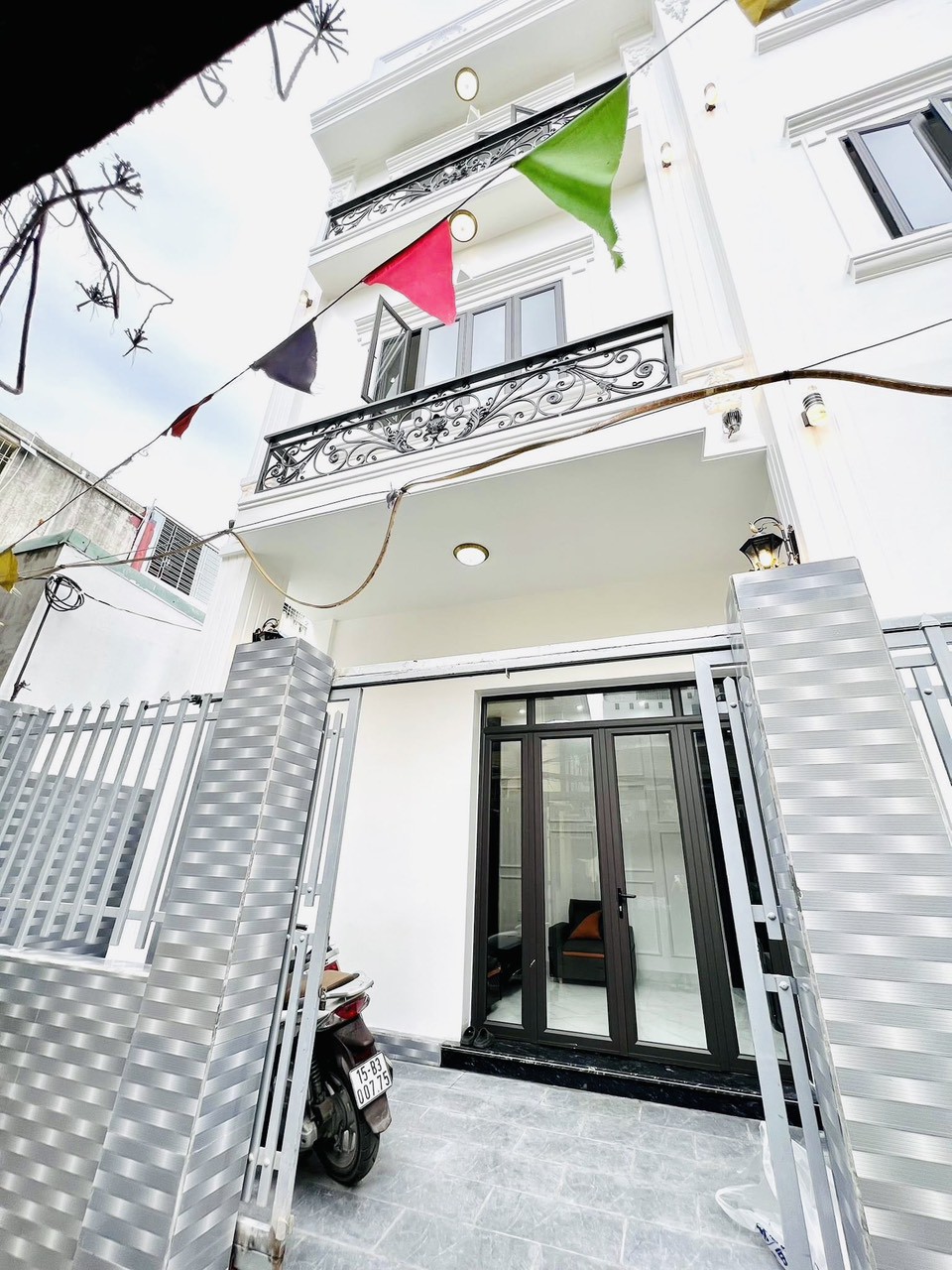 Bán nhà Chợ Hàng Mới, diện tích 56m 3 tầng GIÁ 3.25 tỉ, sân cổng riêng