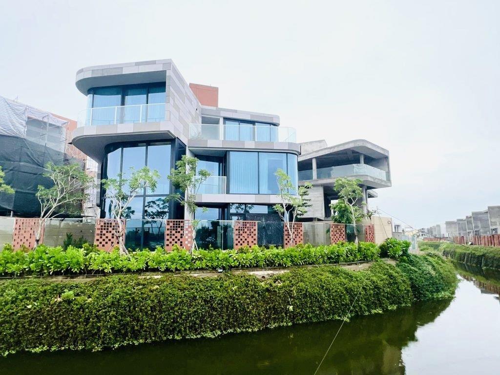 CHÍNH CHỦ - CẦN BÁN Căn Biệt Thự Khu Compound Có Sân Vườn Siêu Đẹp View Sông.