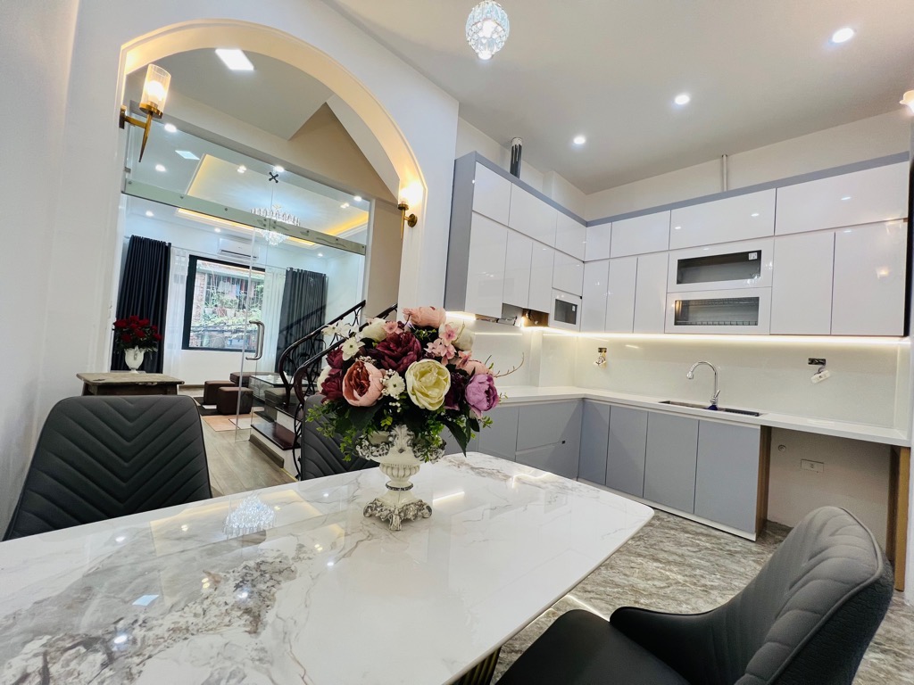 Bán Nhà TRẦN QUỐC HOÀN. CẦU GIẤY. SĐCC 50m, 5 tầng, mt 4.2m, phân lô, gara. 0974 687037