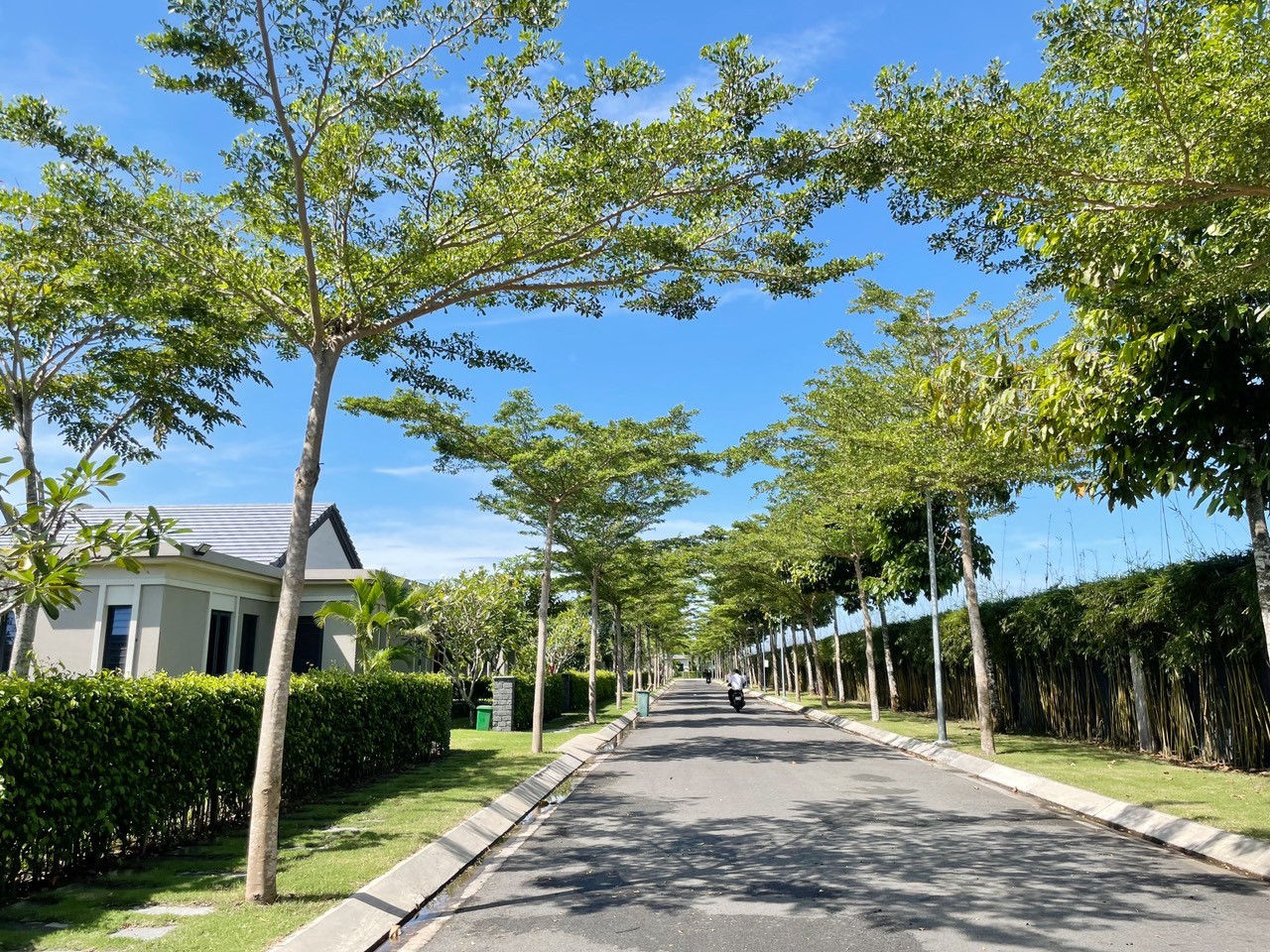 BÁN HOẶC CHO THUÊ ( chỉ từ 4.500.000/ 1 đêm cho 8 ngưòi lớn và 4 e bé) căn biệt thự khu biển Coastar Hồ Tràm