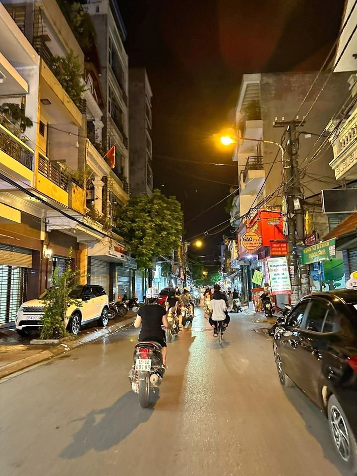 Bán nhà mặt đường Dư Hàng - Lê Chân, diện tích 39m 3 tầng GIÁ 6.2 tỉ lô góc