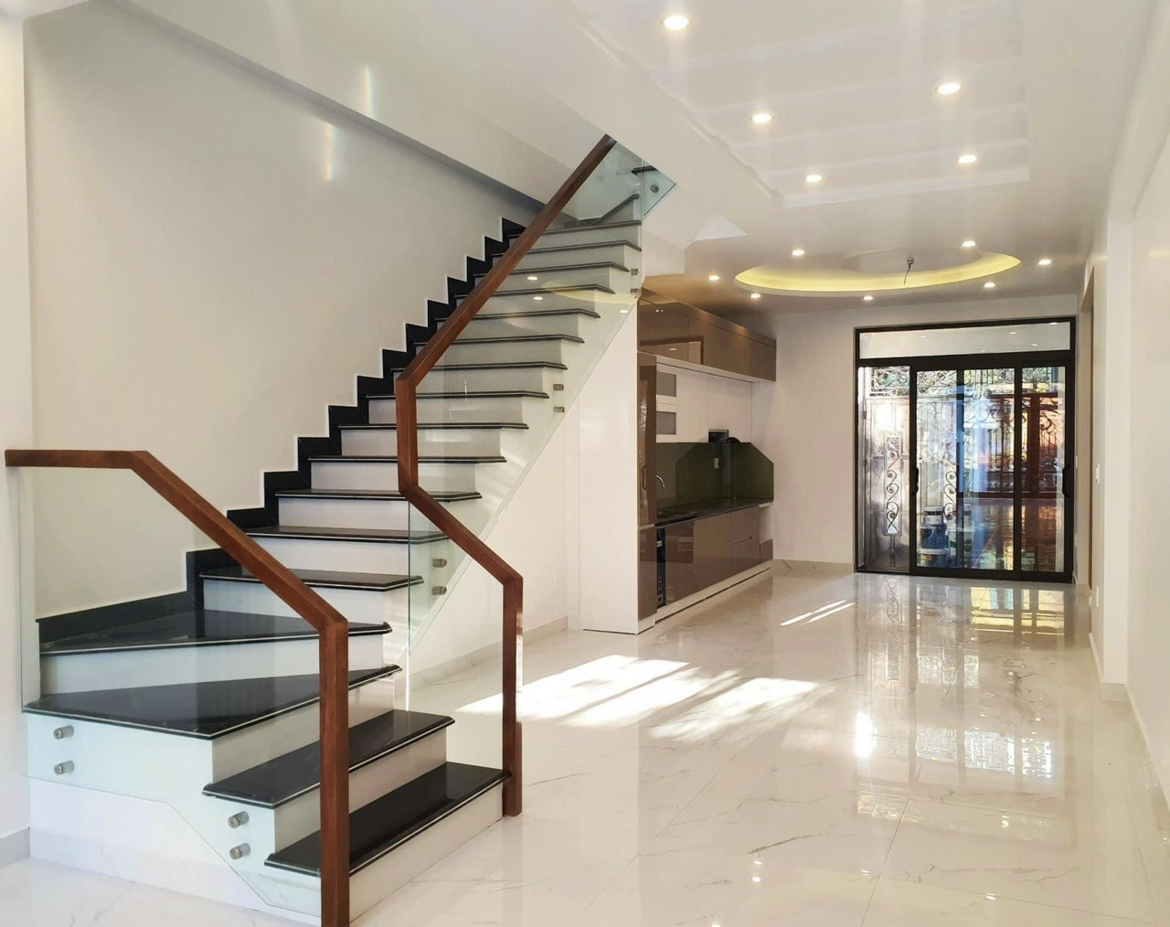 Bán nhà sân cổng riêng siêu đẹp ngay Vũ Chí Thắng, Lê Chân, Hải Phòng. ô tô vào nhà 6,5 tỷ