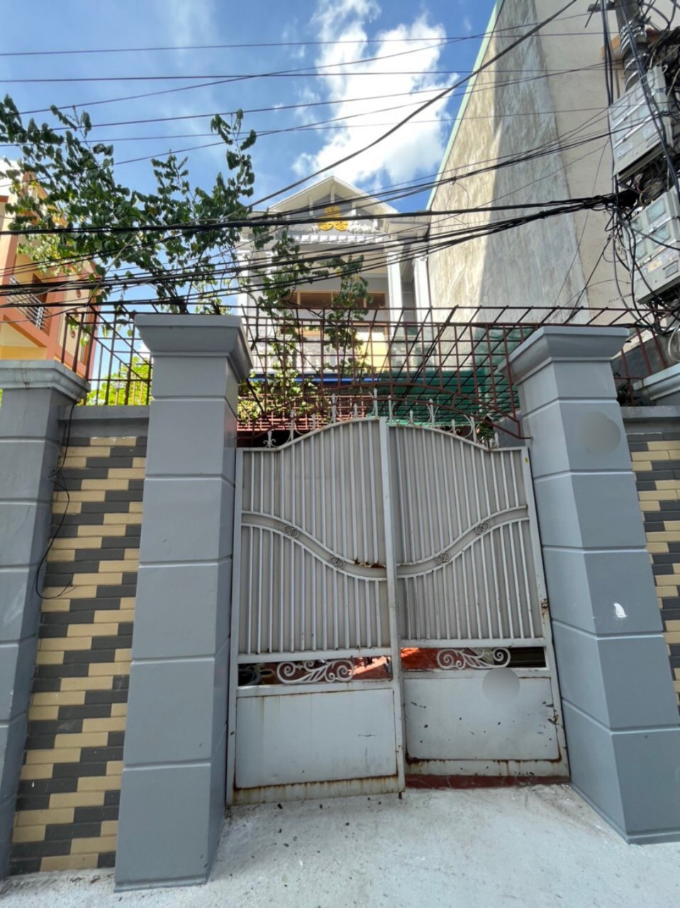 Bán nhà phố Thiên Lôi, diện tích 72m 2.5 tầng GIÁ 2.6 tỉ, sân cổng riêng, ngõ cực nông