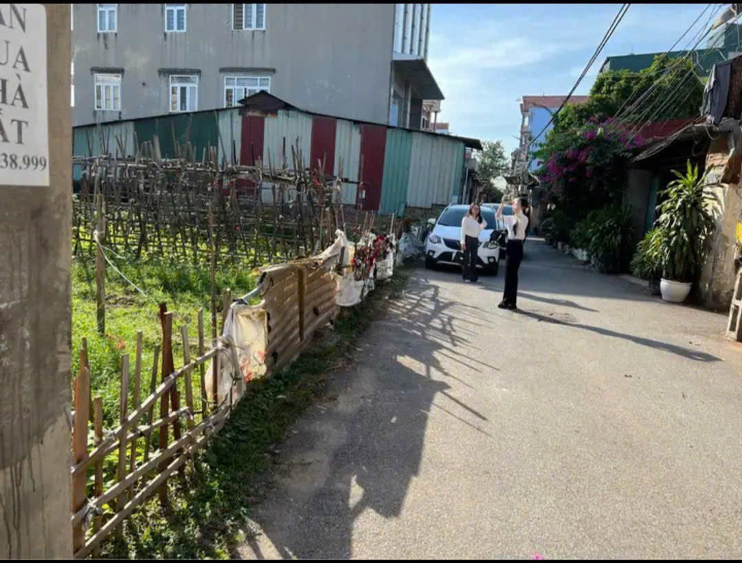 Tôi chính chủ cần bán gấp mảnh đất Chỉ 900 triệu ô tô phóng Diện tích 65 m mặt tiền 4.3 M KIM THIỀU HƯƠNG MẠC TỪ SƠN