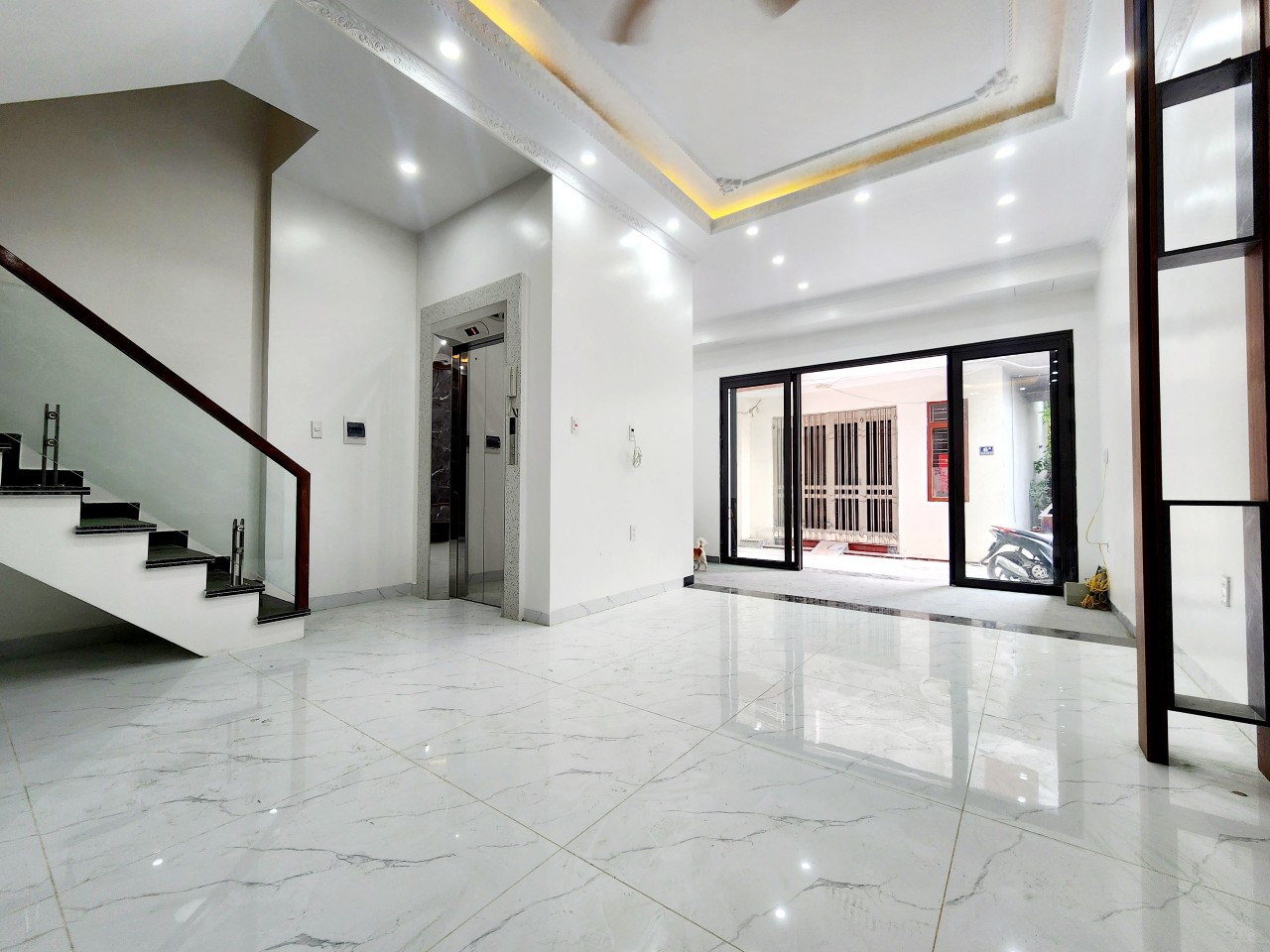 Bán nhà xây mới phố 193 Văn Cao, diện tích 54m 5 tầng Thang Máy, giá 5.9 tỉ