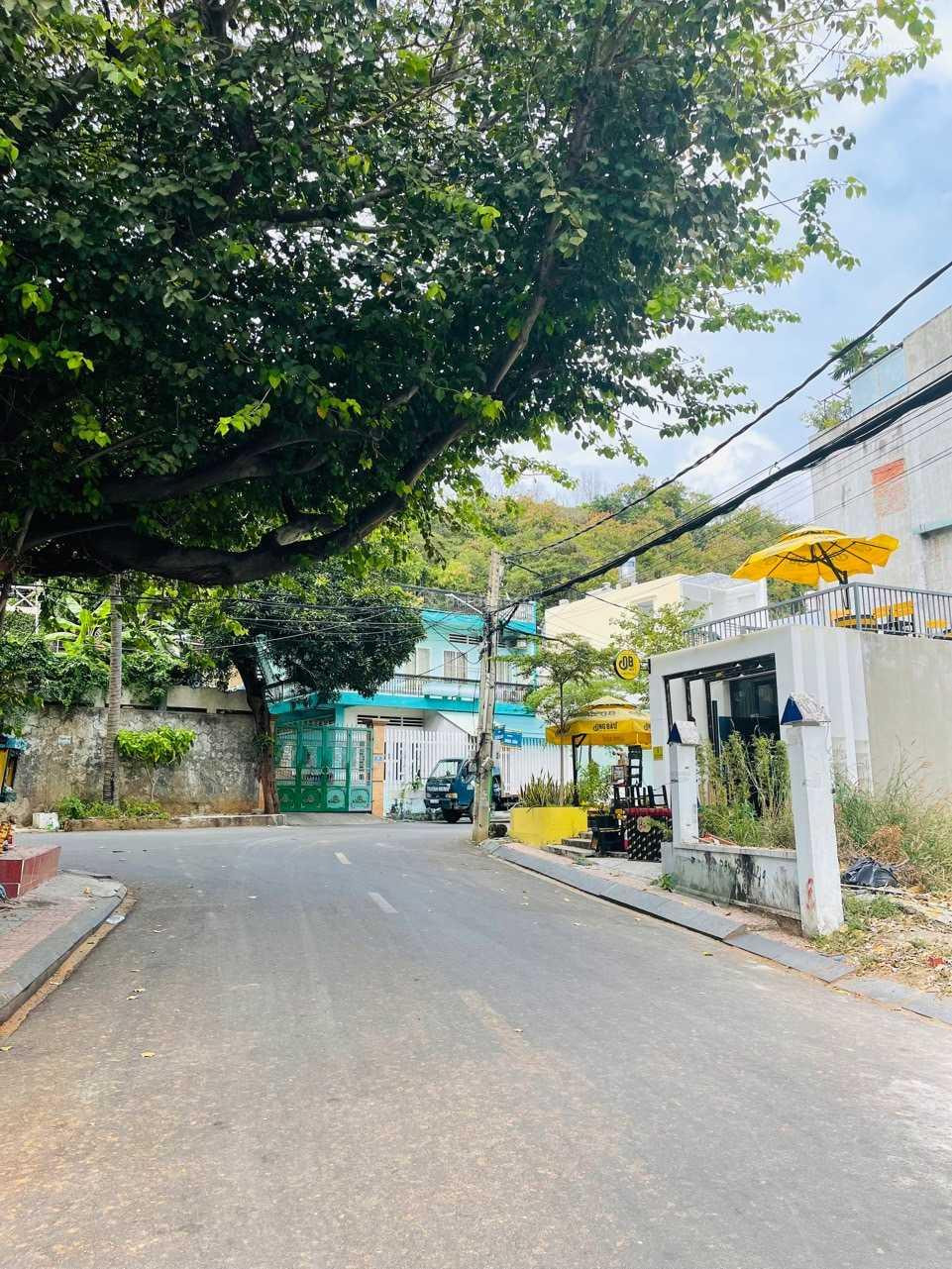 Bán 2 lô đất liền kề ( 2 sổ đỏ ) đất mặt tiền số 1 Thủ Khoa Huân chính chủ .