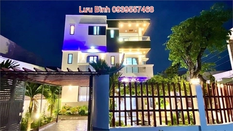 Ngộp! Biệt Thự Sân Vườn 240m2, TT HÓC MÔN - 3 tầng tặng nội thất, chỉ 8.8 tỷ