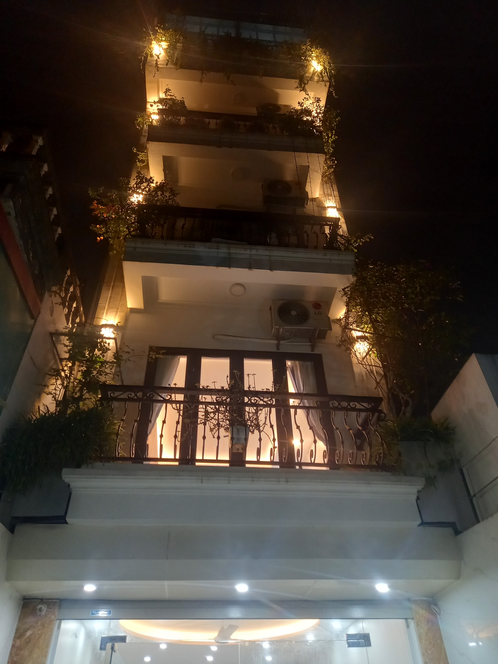 Bán biệt thự sân vườn siêu VIP Lĩnh Nam hơn 100m2 ngõ ô tô tải tránh - 5 tầng- văn phòng cực đỉnh