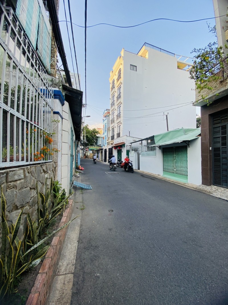 Mặt Tiền !! 2 Tầng 70 M2 - Đường Xe Tải - Ô Tô Đậu Trong Nhà Phú Nhuận Giá 9 Tỷ 5