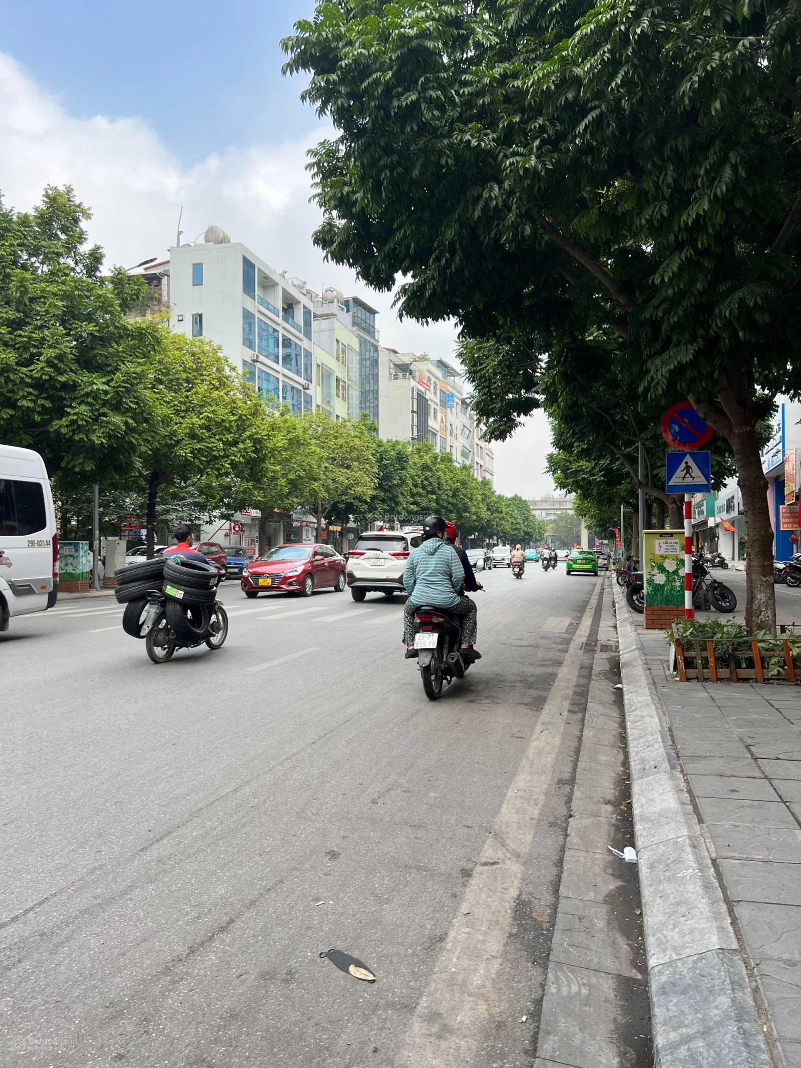 Bán nhà mặt phố Khúc Thừa Dụ 189m2, 8 tầng thang máy, mặt tiền rộng, 107 tỷ