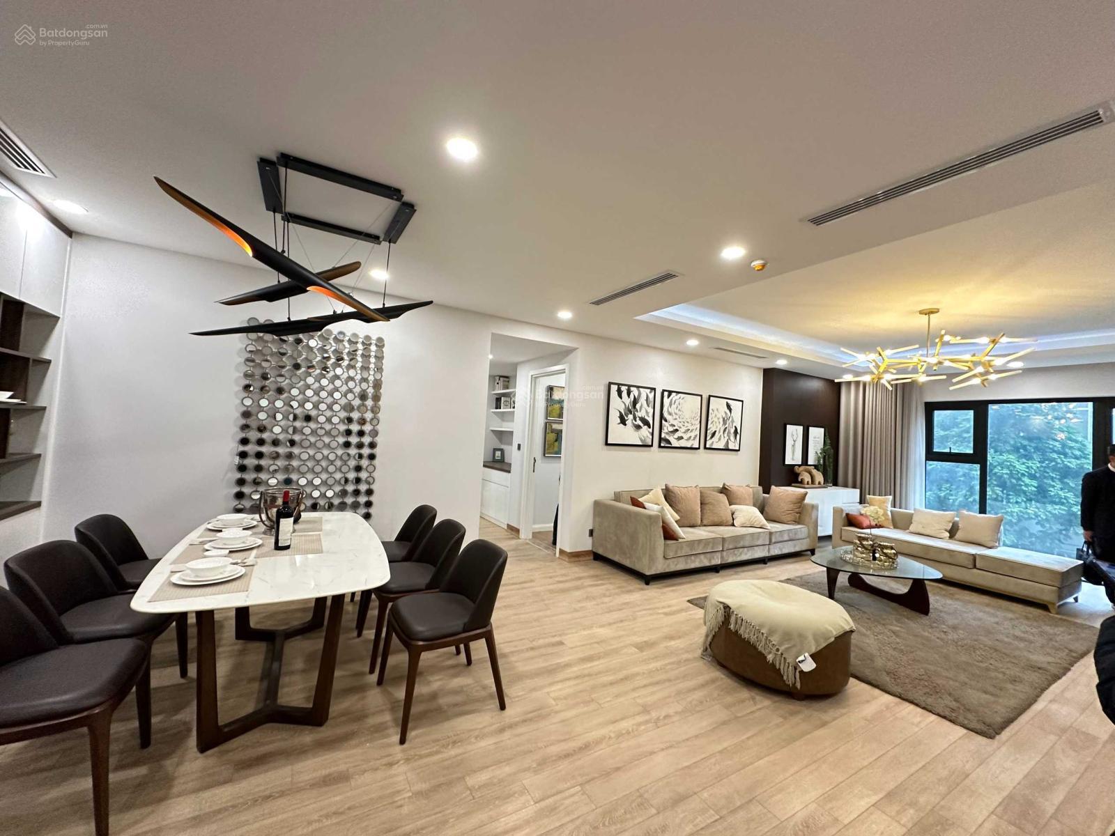 Bán gấp căn hộ tại trung tâm Cầu Giấy, 140m², căn góc, view 3 mặt thoáng, 7 tỷ