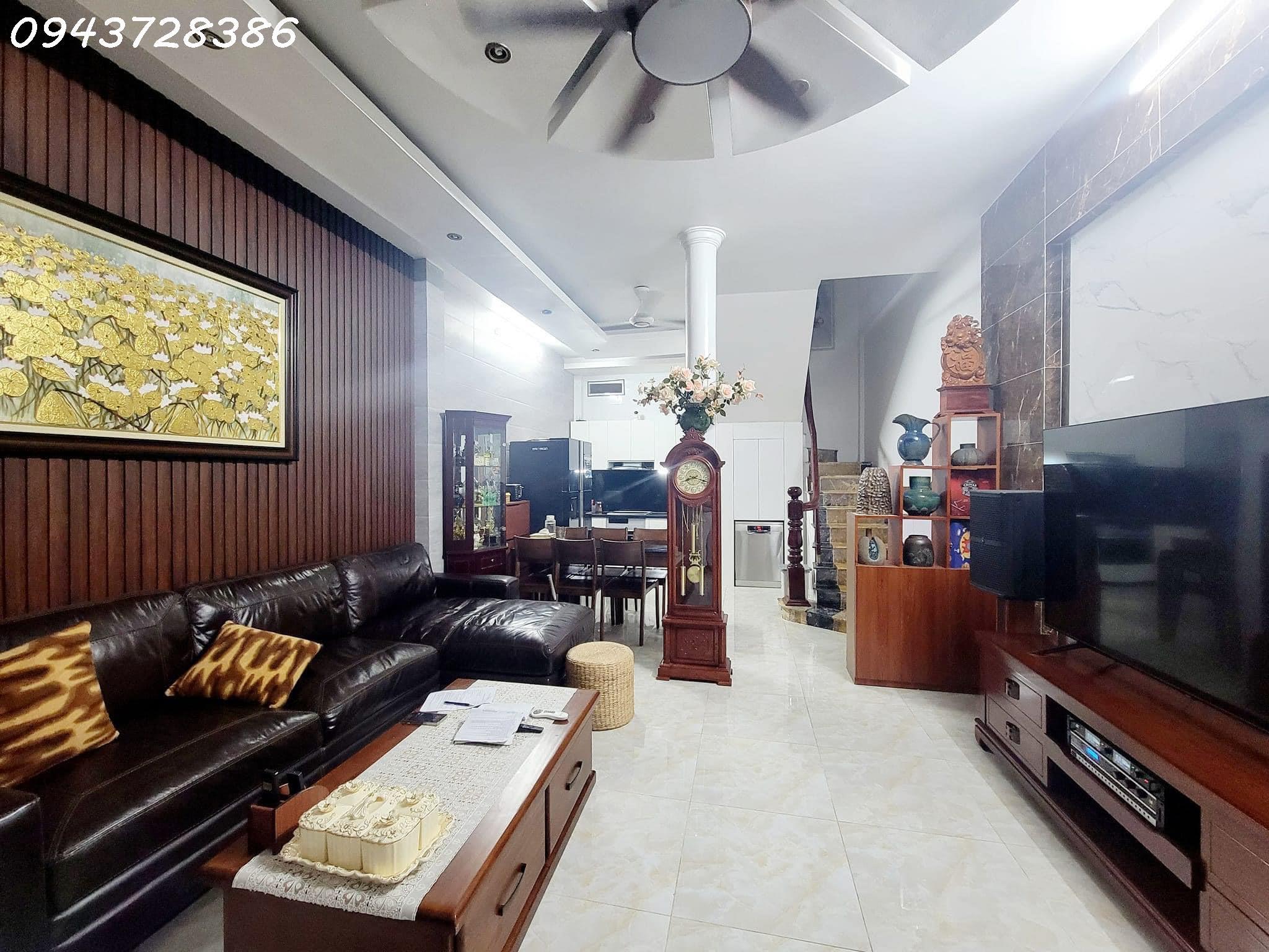 Nhà Trương Định, diện tích 40m2 x 4 tầng, giá 3.9 tỷ, ở luôn, mới, đẹp, sổ đỏ chính chủ