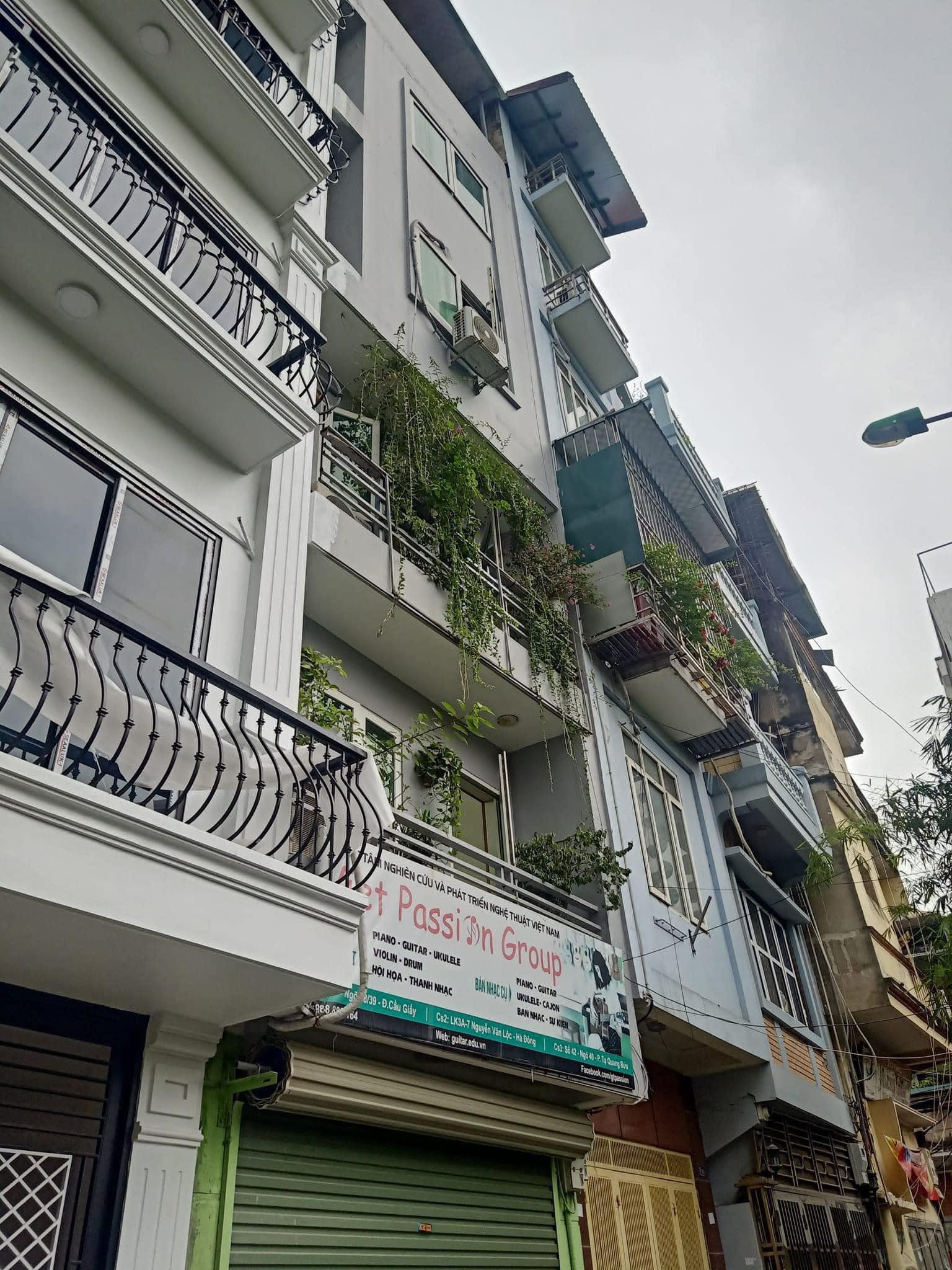 - Nhà Cầu Giấy gara ô tô view Hồ 50m, 5 tầng, giá bán 11.9 tỷ 0981858892