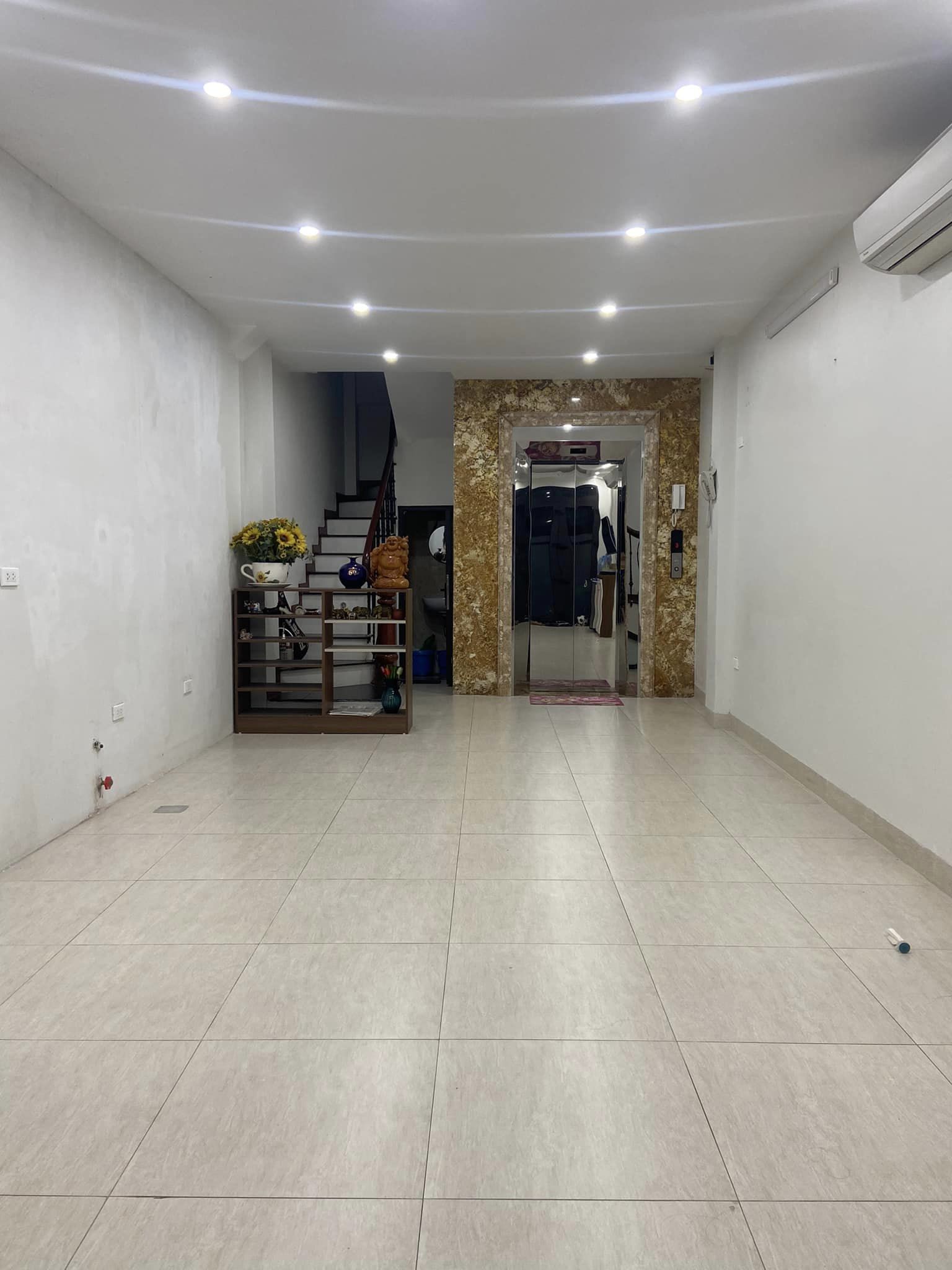 Phố Phan Kế Bính, p. Cống vị, Ba Đình 7T thang máy, 20m ra mặt phố 0981858892