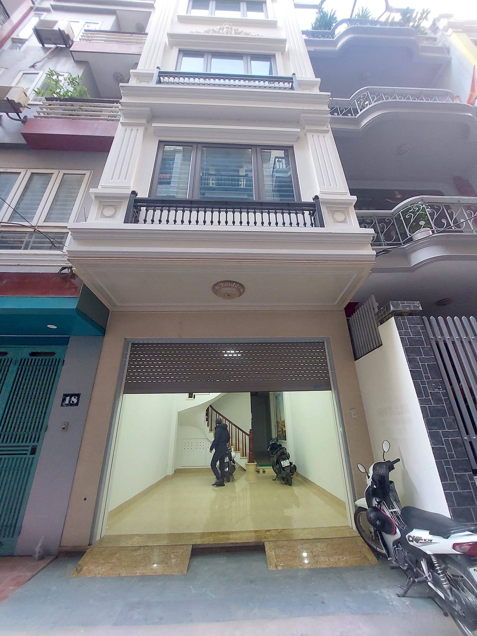 Phân Lô ô tô chạy quanh nhà Trần Quốc Hoàn, Cầu Giấy, thang máy, gara kinh doanh. 0981858892
