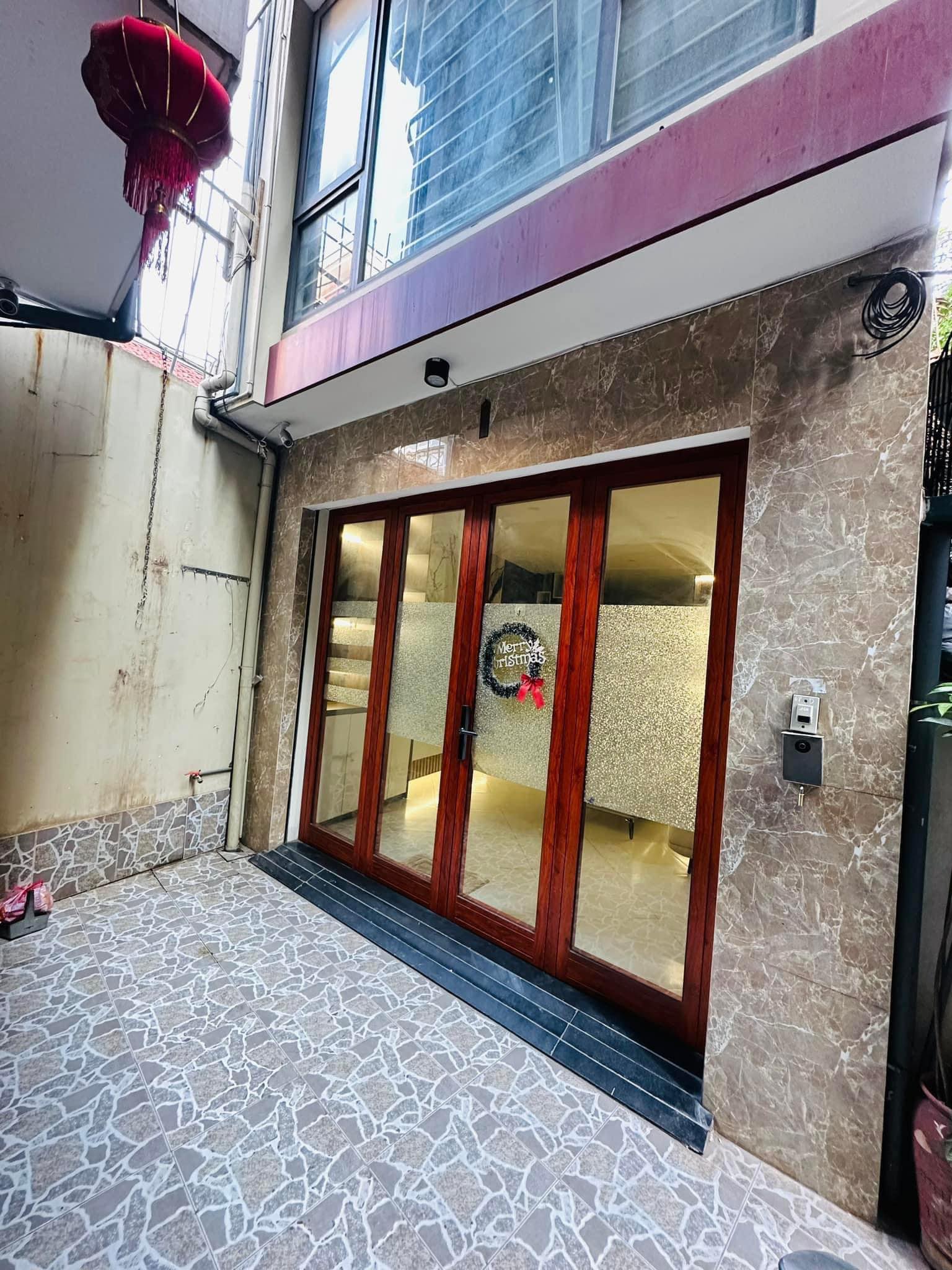 Cầu Giấy ô tô gần phố nhà đẹp ở luôn tặng lại nội thất 0569766799