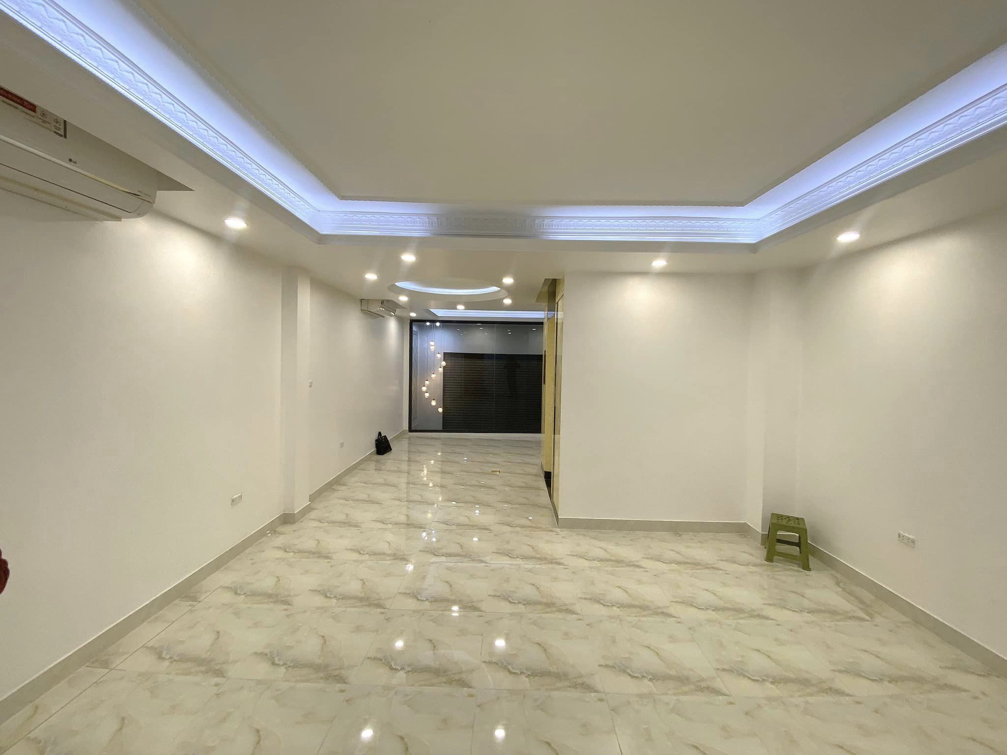 Tòa VP Hoàng Cầu 135M2 10 Tầng Mặt Tiền 10M 70 Tỷ- - Dòng Tiền 250TR/TH